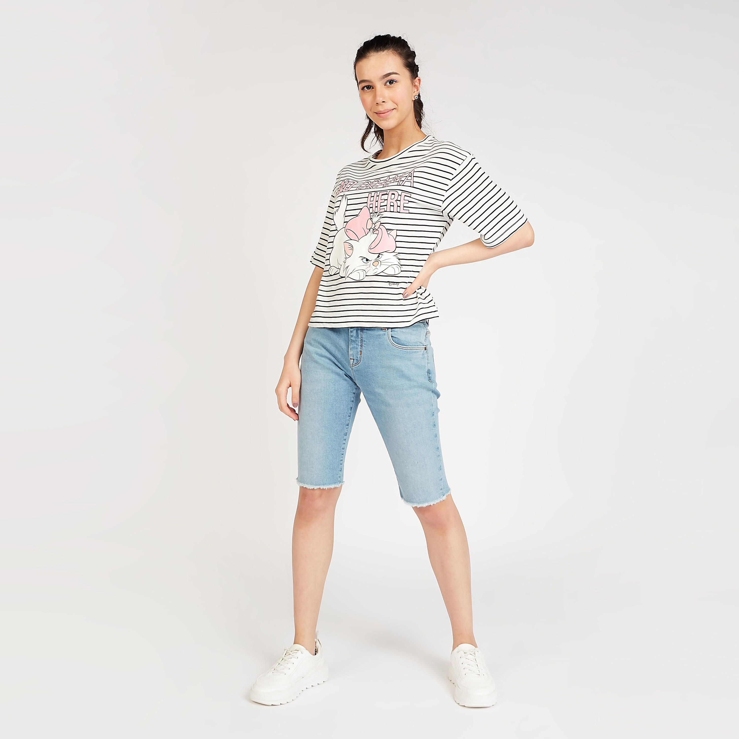 تيشيرت بياقة ضيّقة وأكمام قصيرة وطبعات ماري جرافيكيّة-women-clothing-tshirts-image-3