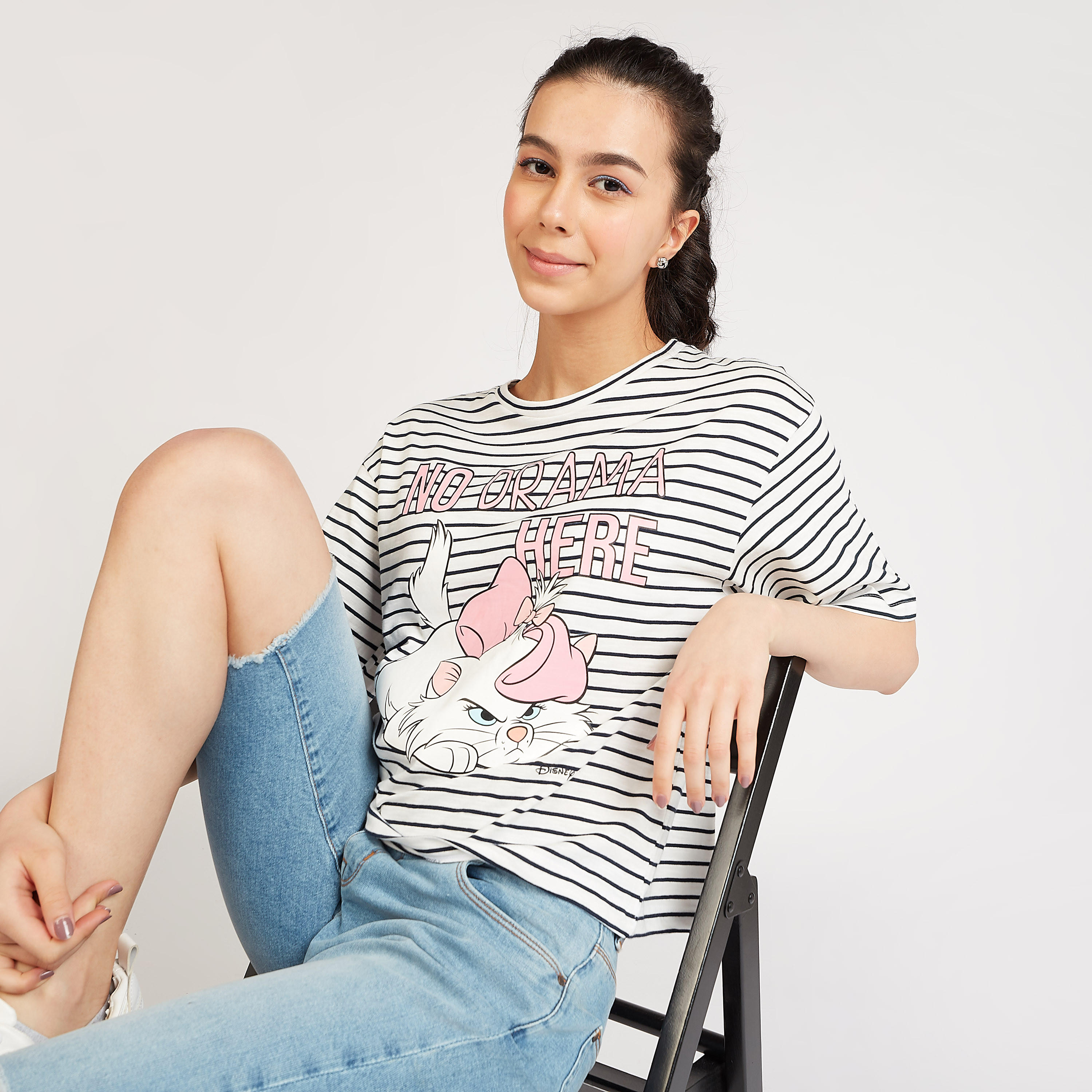 تيشيرت بياقة ضيّقة وأكمام قصيرة وطبعات ماري جرافيكيّة-women-clothing-tshirts-image-4