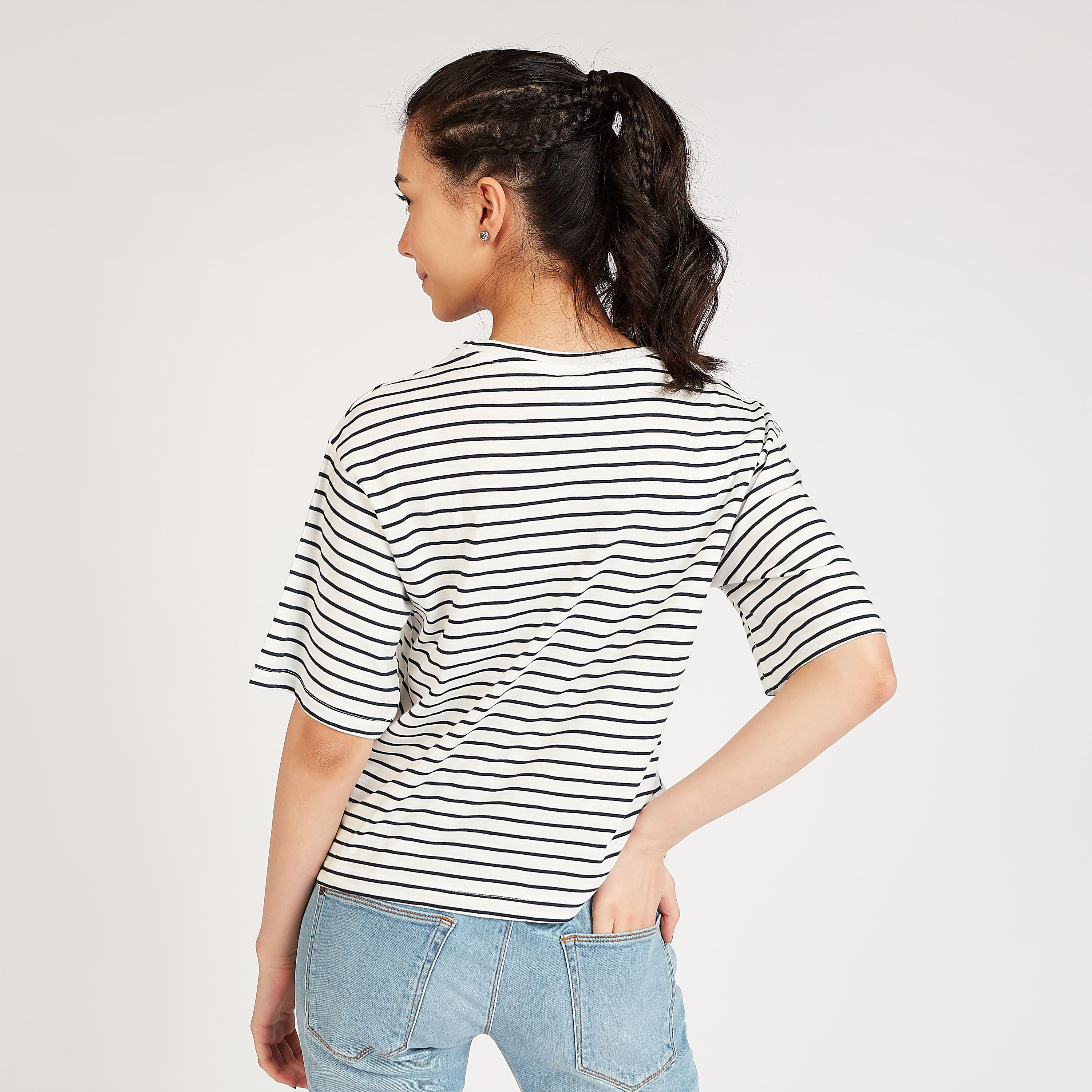 تيشيرت بياقة ضيّقة وأكمام قصيرة وطبعات ماري جرافيكيّة-women-clothing-tshirts-image-5