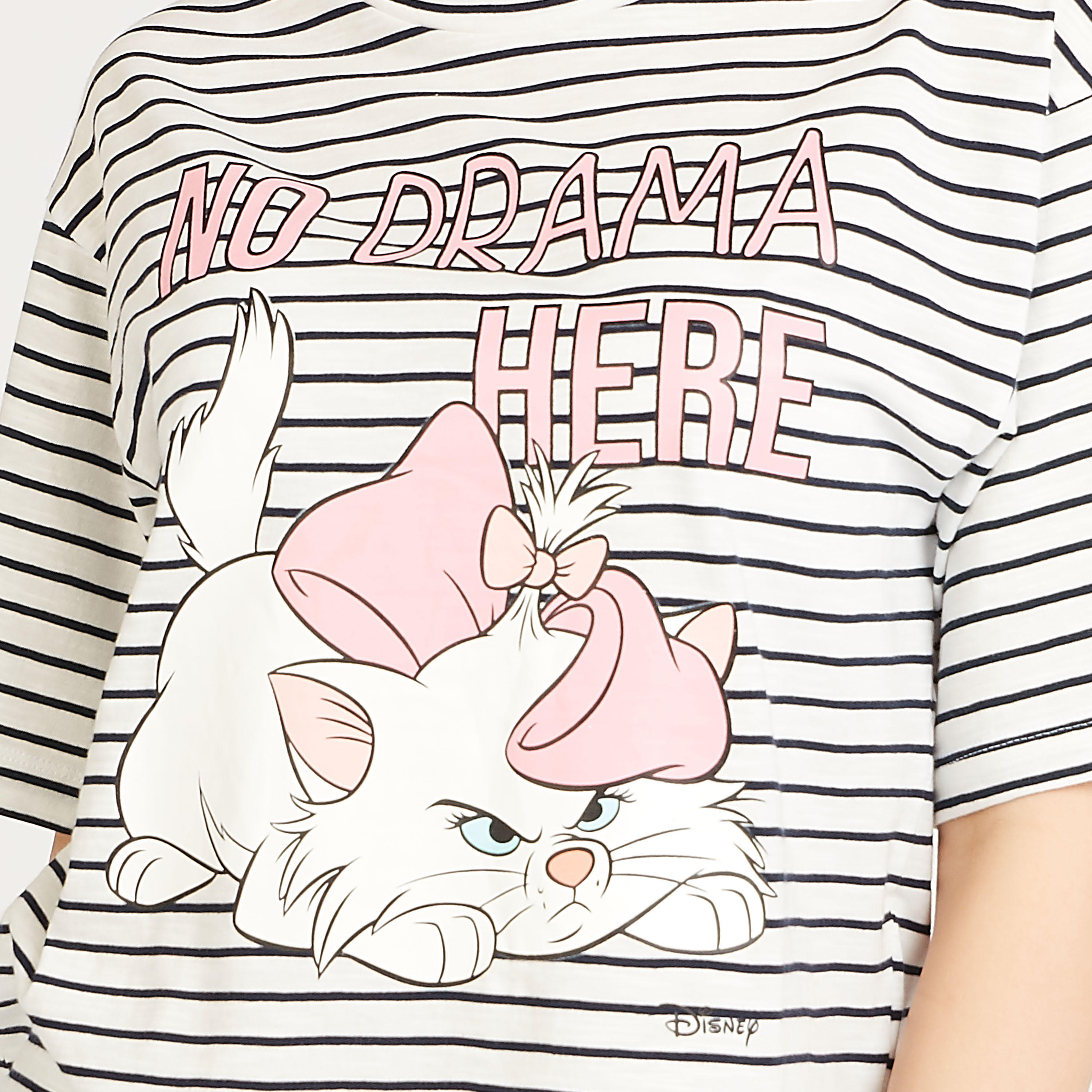 تيشيرت بياقة ضيّقة وأكمام قصيرة وطبعات ماري جرافيكيّة-women-clothing-tshirts-image-6