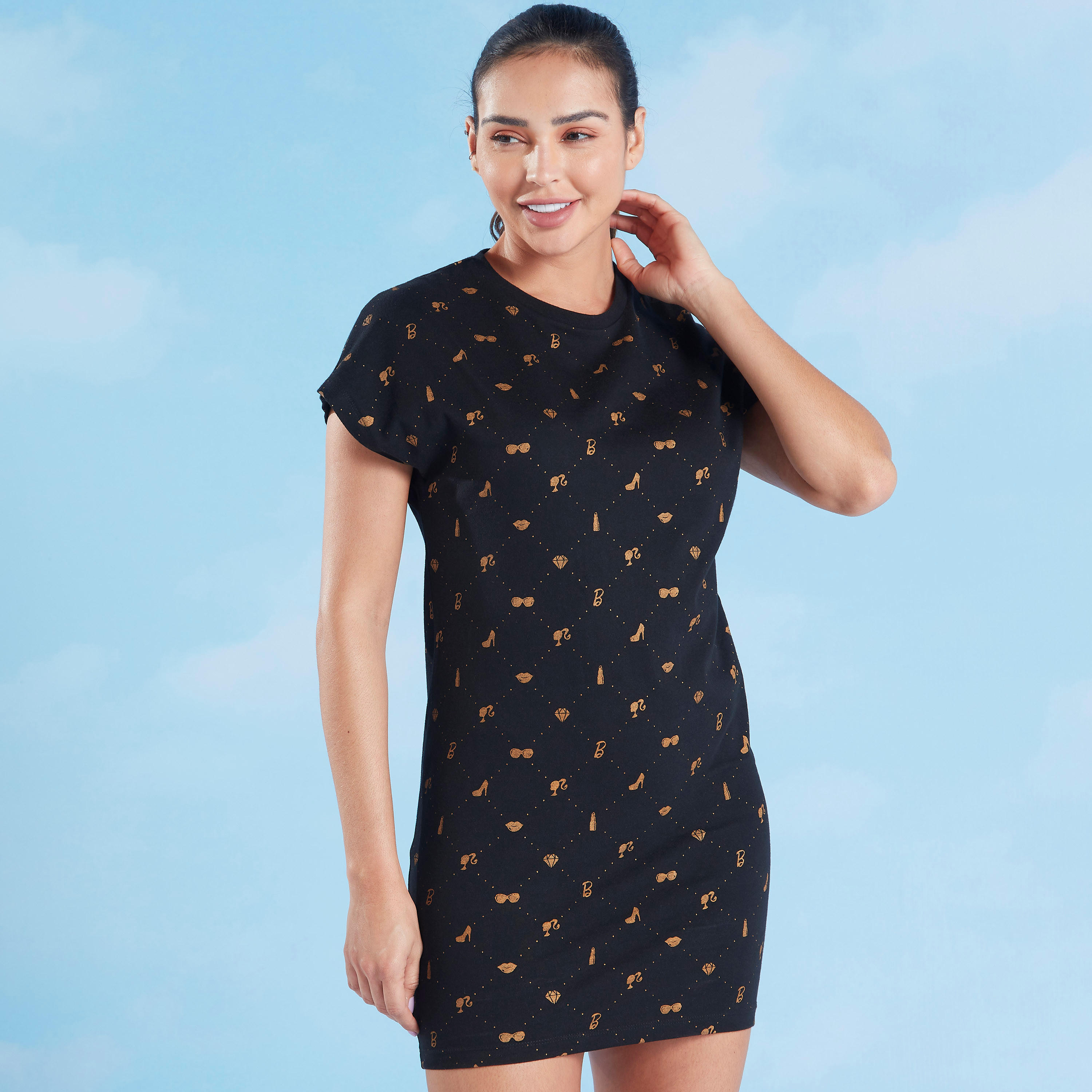 تيشيرت قصير بياقة ضيّقة وأكمام قصيرة وطبعات باربي-women-clothing-dresses-image-1