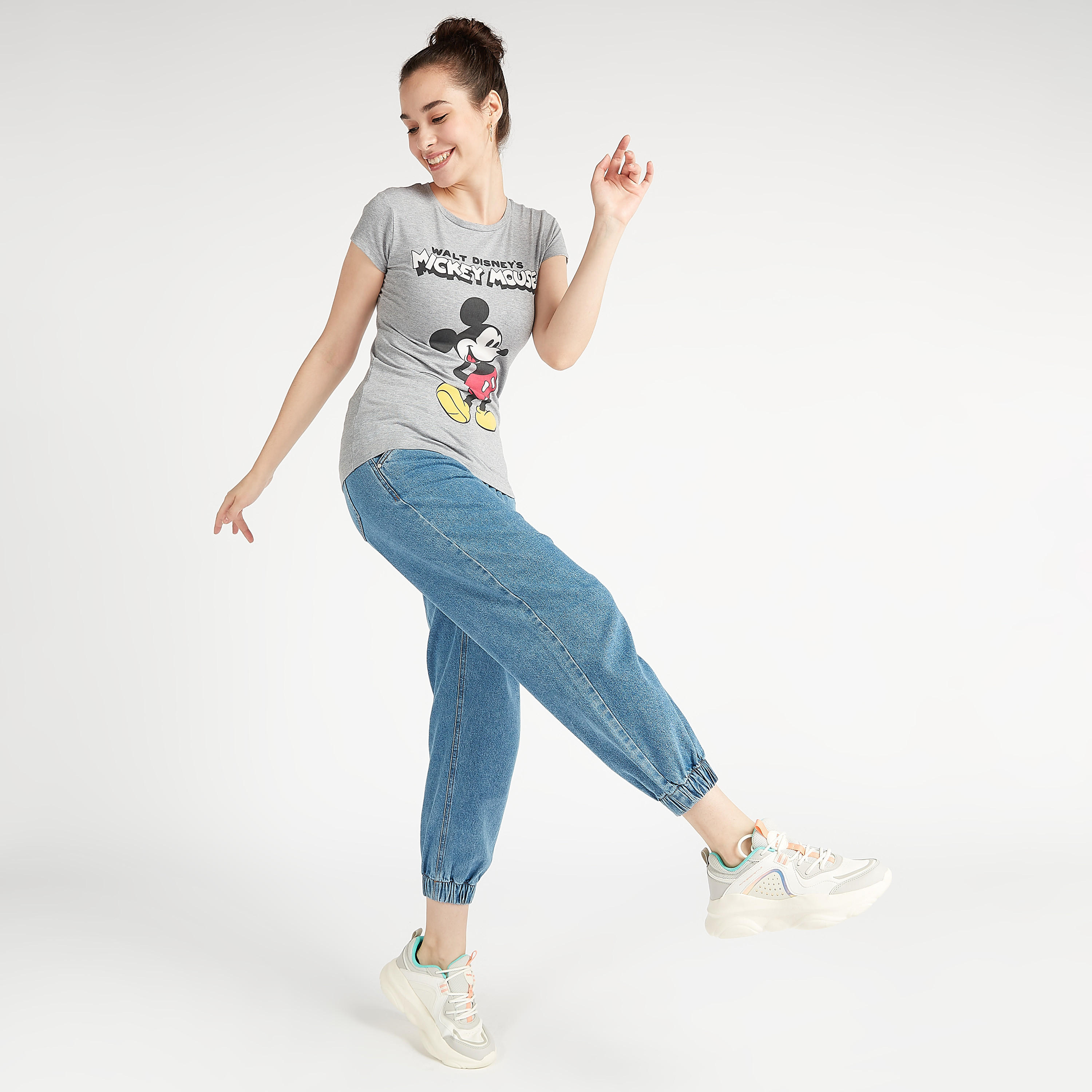تيشيرت سكيني بياقة مستديرة وأكمام كاب وطبعات ميكي ماوس-women-clothing-tshirts-image-1