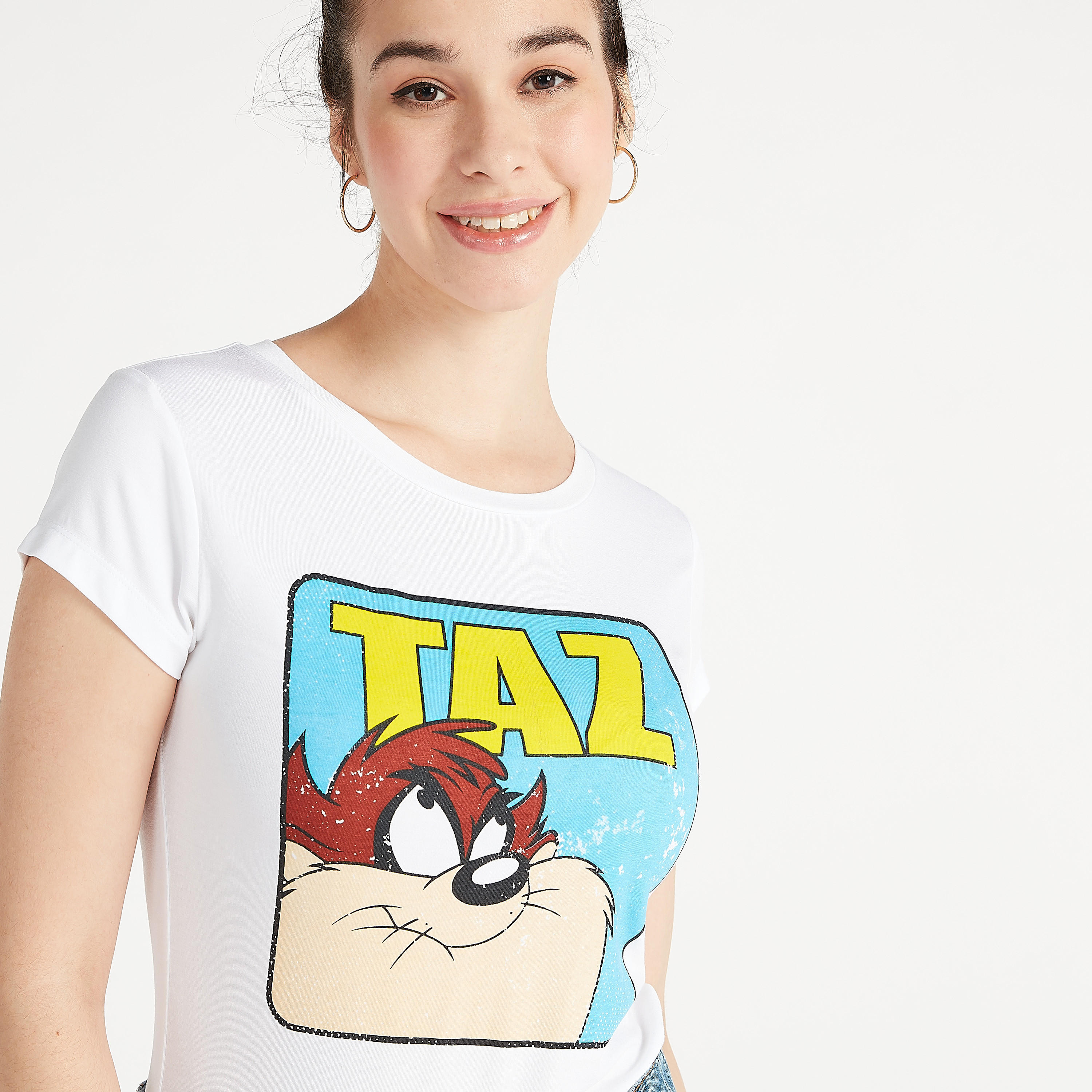 تيشيرت سكيني فيت بياقة مستديرة وأكمام كاب وطبعات تاز-women-clothing-tshirts-image-3