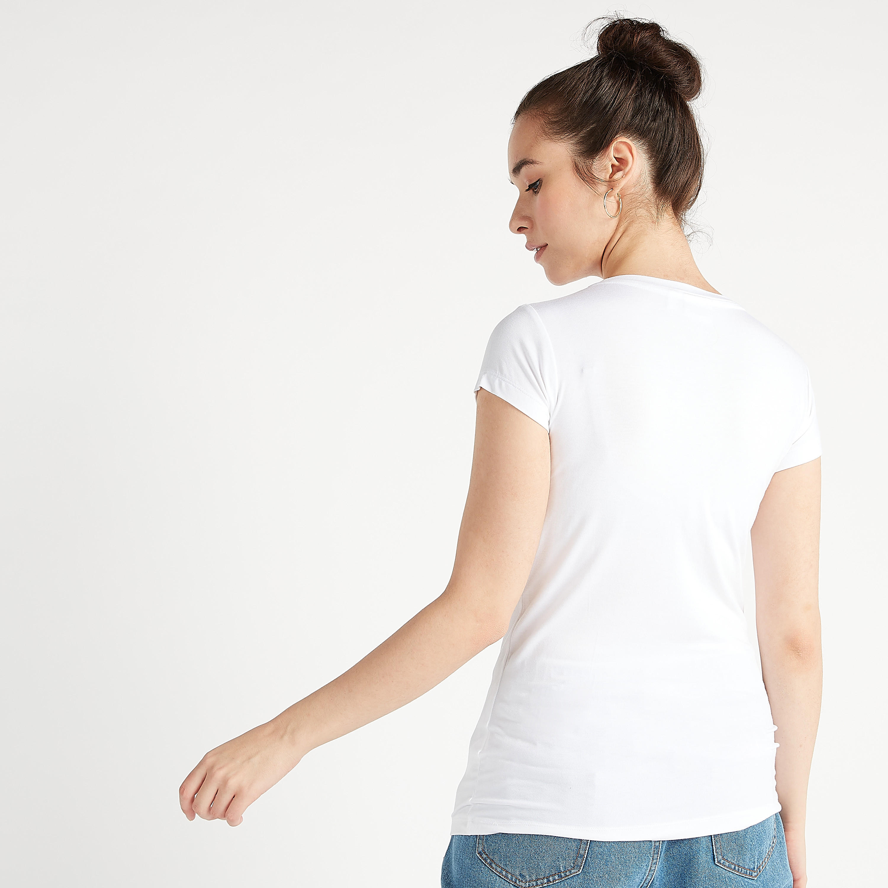 تيشيرت سكيني فيت بياقة مستديرة وأكمام كاب وطبعات تاز-women-clothing-tshirts-image-4