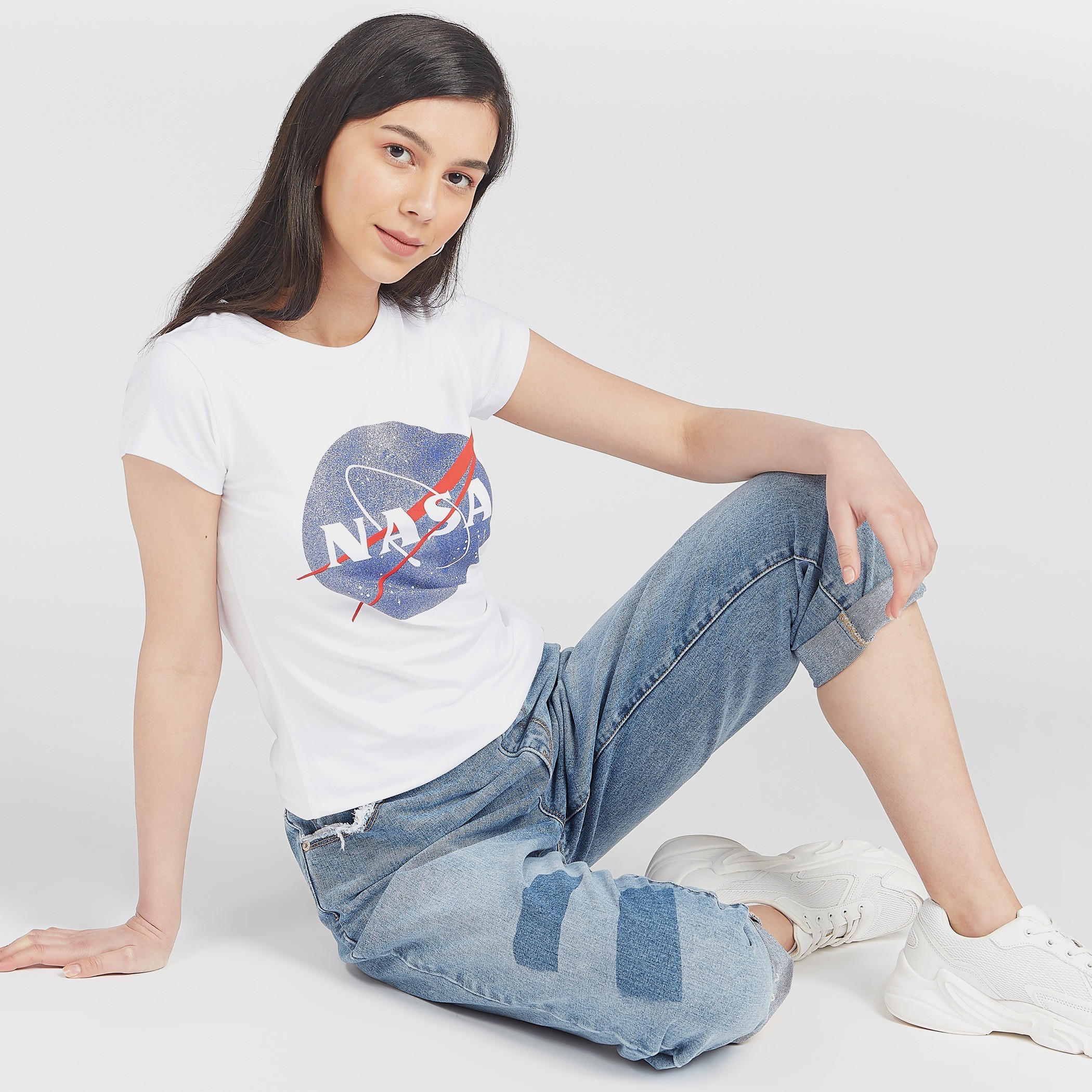 تيشيرت سكيني بياقة ضيقة وطبعات ناسا جرافيك-women-clothing-tshirts-image-1
