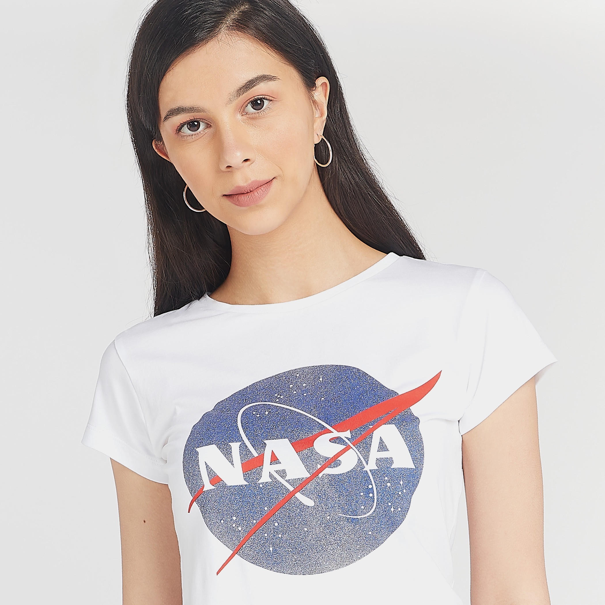 تيشيرت سكيني بياقة ضيقة وطبعات ناسا جرافيك-women-clothing-tshirts-image-2
