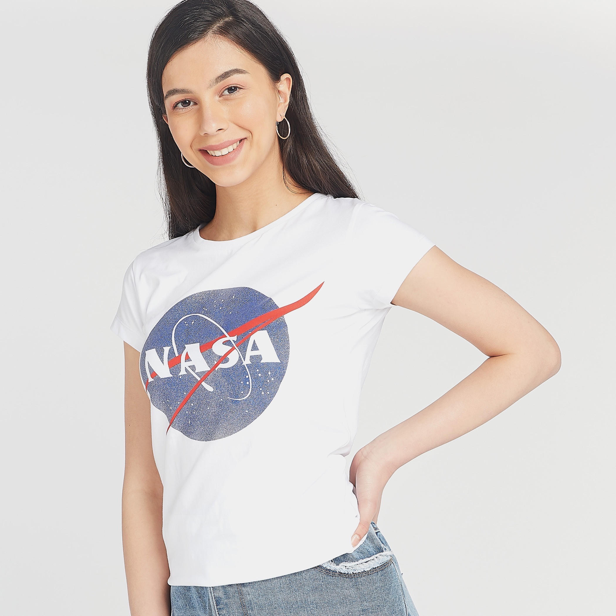 تيشيرت سكيني بياقة ضيقة وطبعات ناسا جرافيك-women-clothing-tshirts-image-3