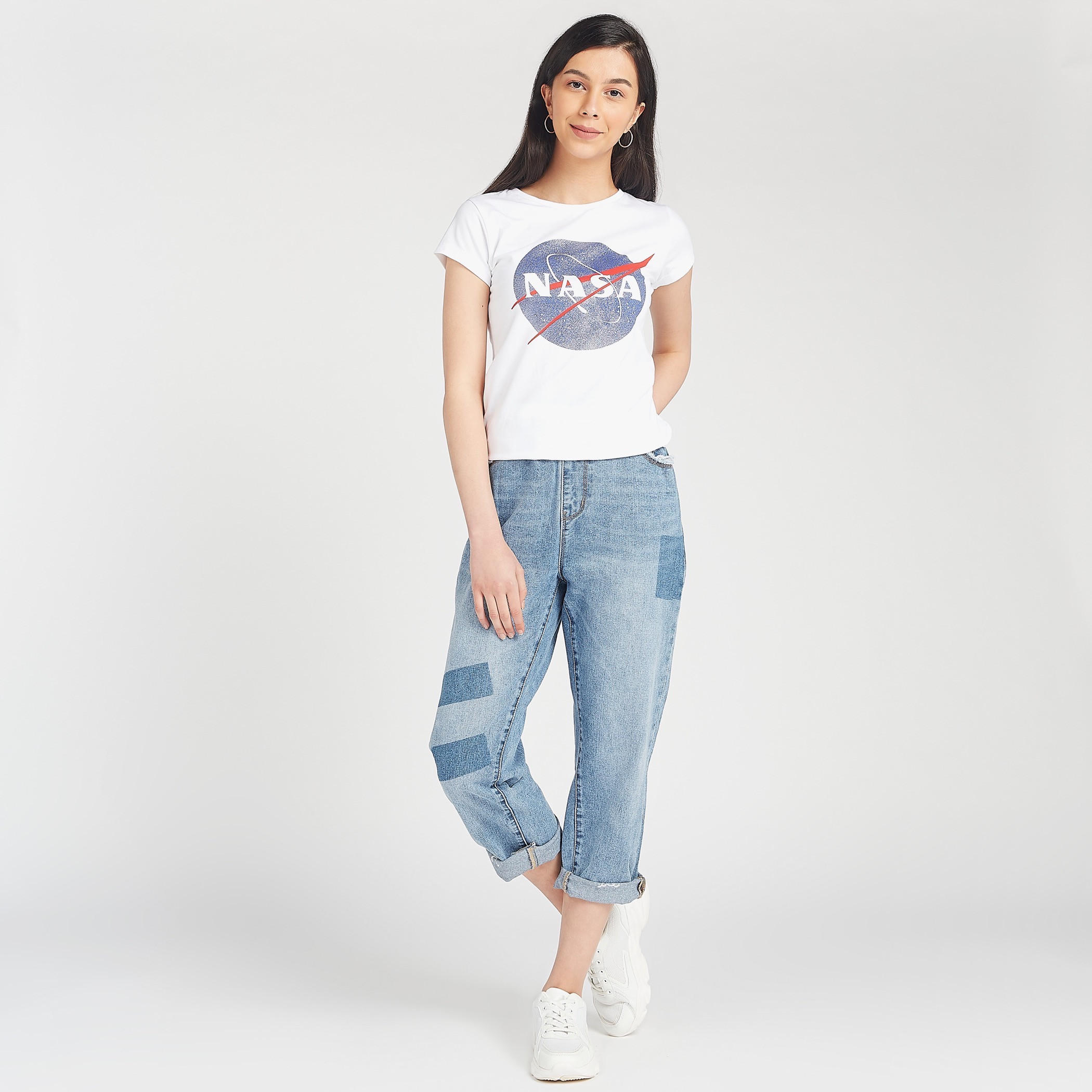 تيشيرت سكيني بياقة ضيقة وطبعات ناسا جرافيك-women-clothing-tshirts-image-5