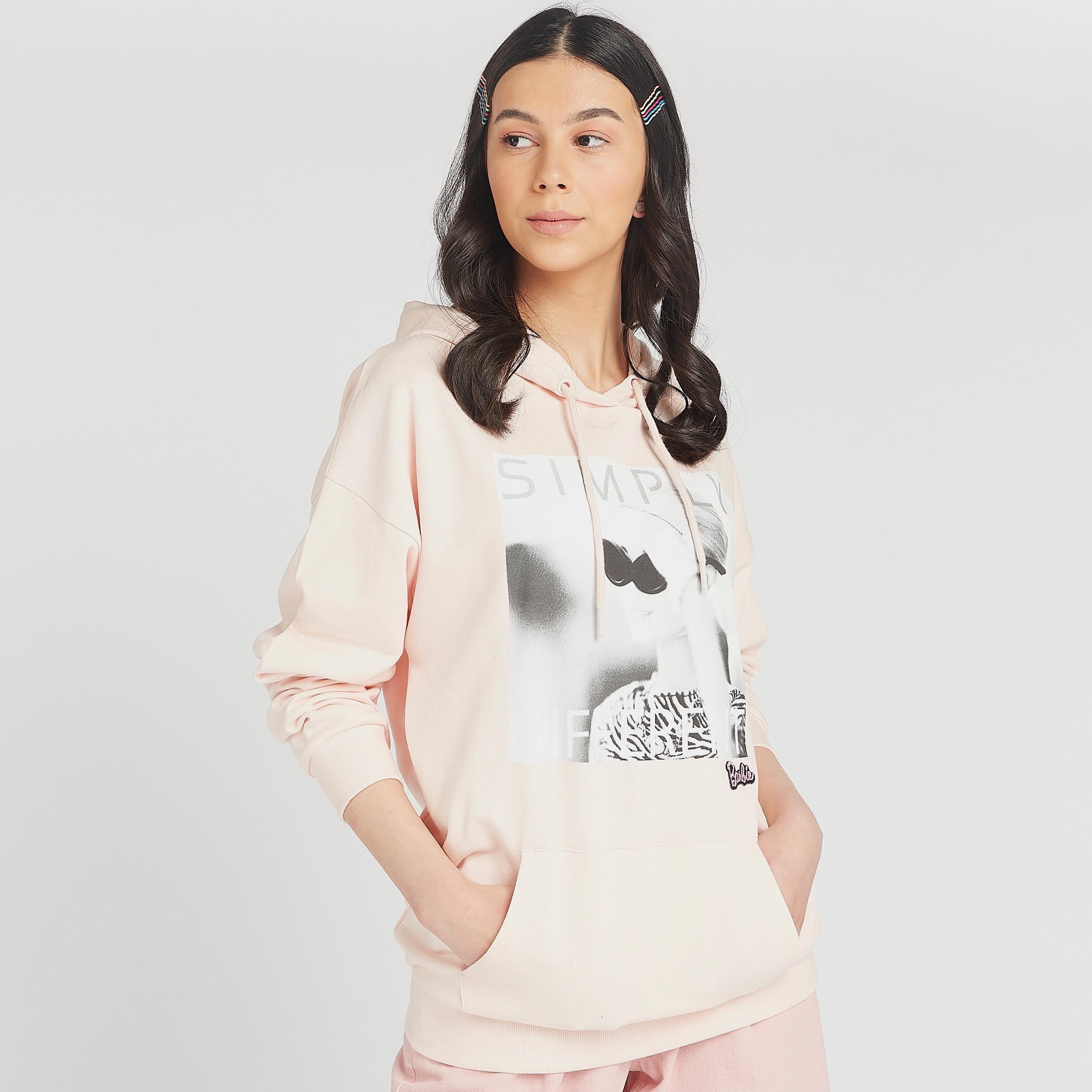 هودي مستدام بجيوب كنغر وأكمام طويلة وطبعات-women-winterwear-hoodiesandsweatshirts-sweatshirts-image-1