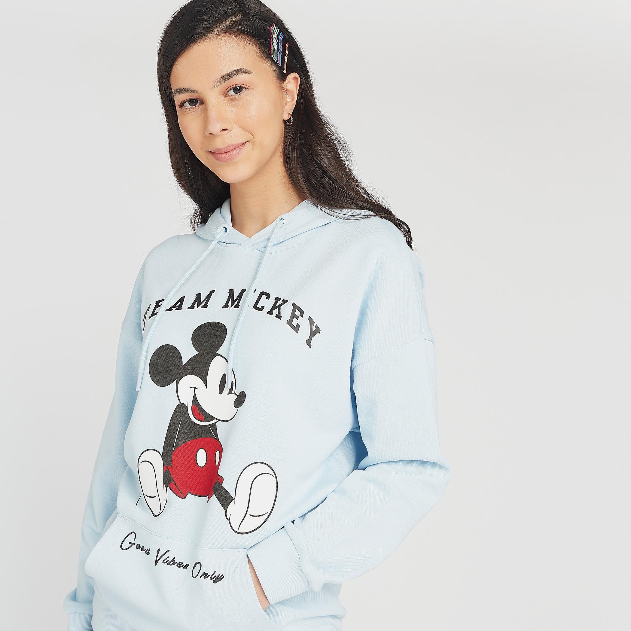هودي مستدام بطبعات ميكي ماوس وجيوب كنغر-women-winterwear-hoodiesandsweatshirts-sweatshirts-image-1