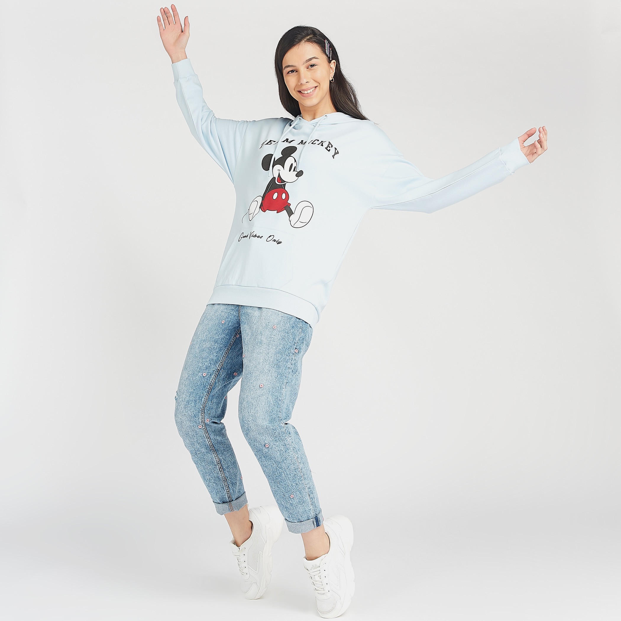 هودي مستدام بطبعات ميكي ماوس وجيوب كنغر-women-winterwear-hoodiesandsweatshirts-sweatshirts-image-2