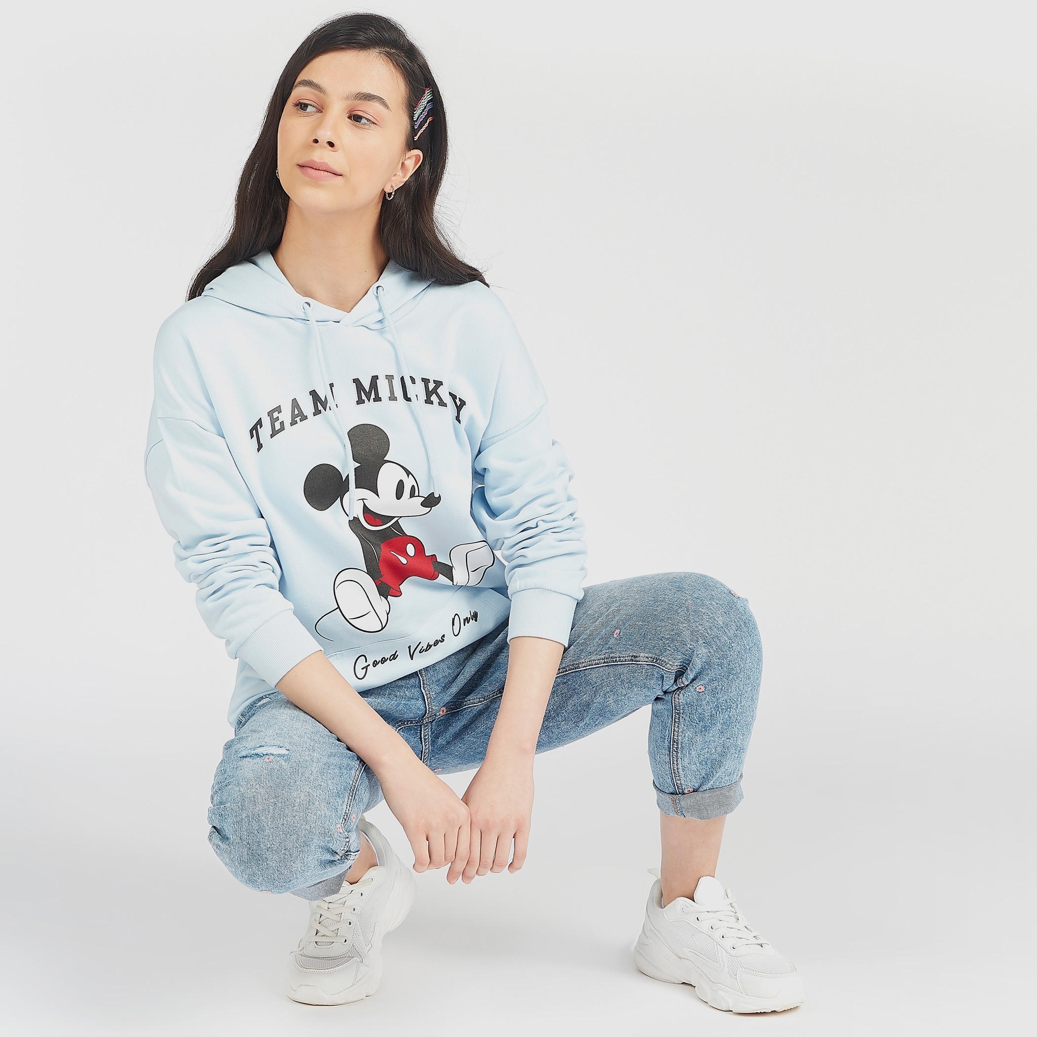 هودي مستدام بطبعات ميكي ماوس وجيوب كنغر-women-winterwear-hoodiesandsweatshirts-sweatshirts-image-3