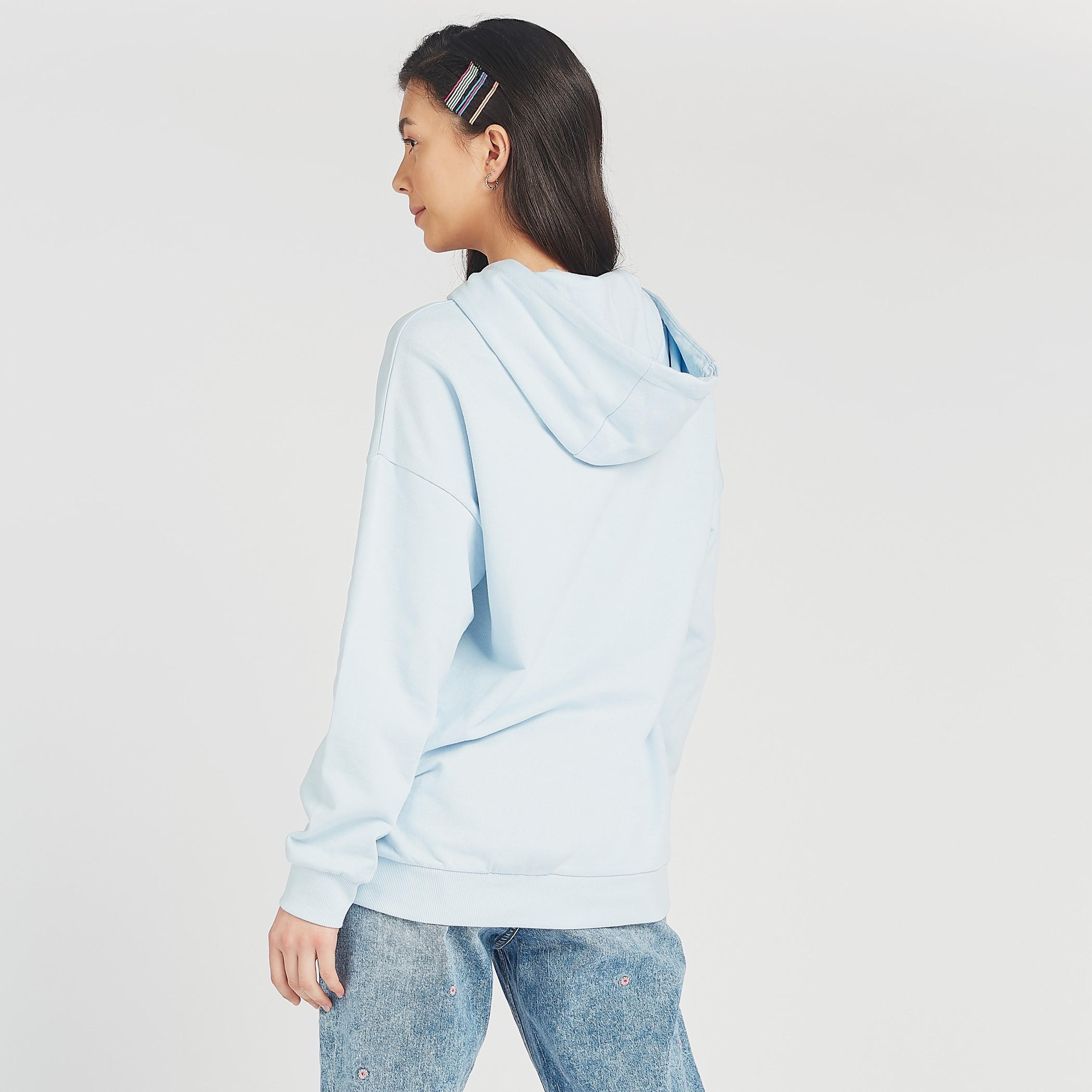 هودي مستدام بطبعات ميكي ماوس وجيوب كنغر-women-winterwear-hoodiesandsweatshirts-sweatshirts-image-4