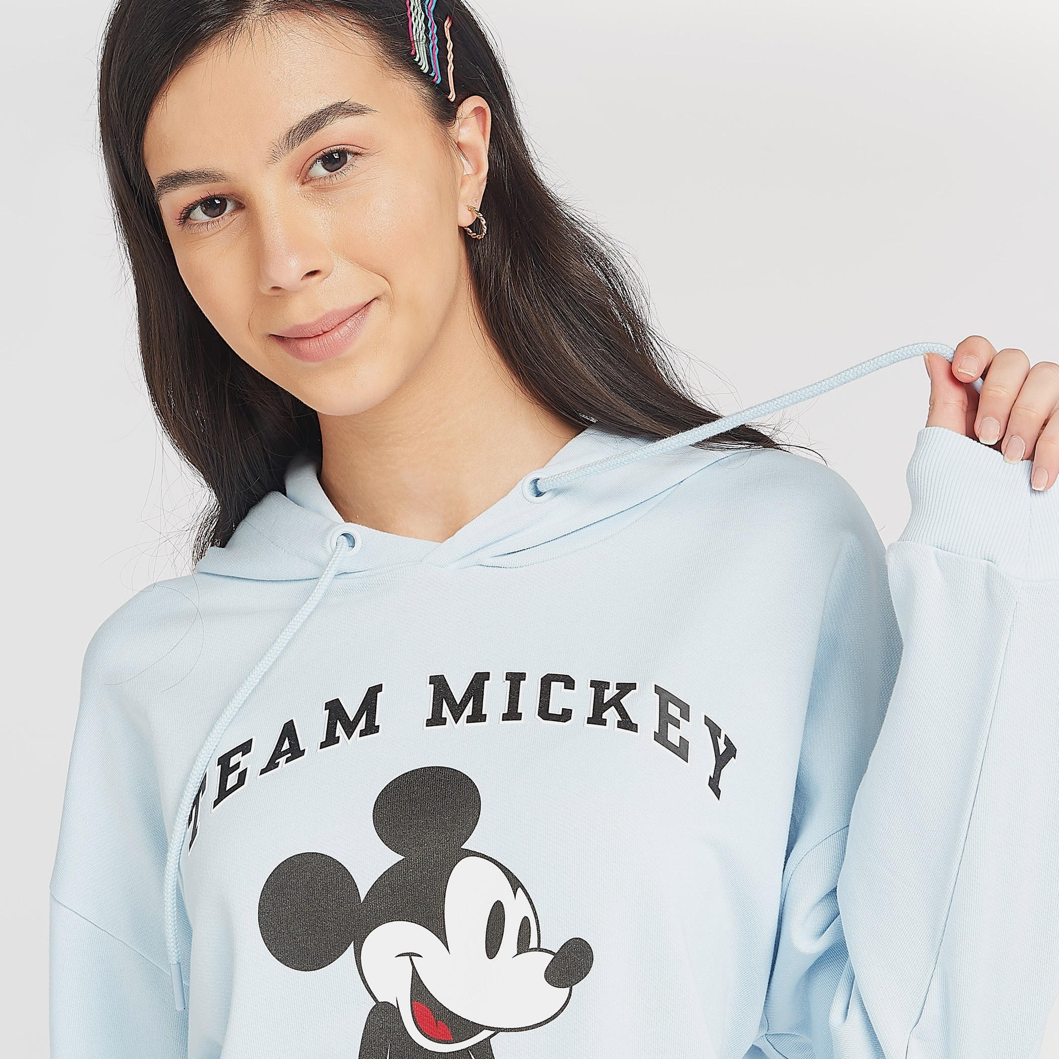 هودي مستدام بطبعات ميكي ماوس وجيوب كنغر-women-winterwear-hoodiesandsweatshirts-sweatshirts-image-5