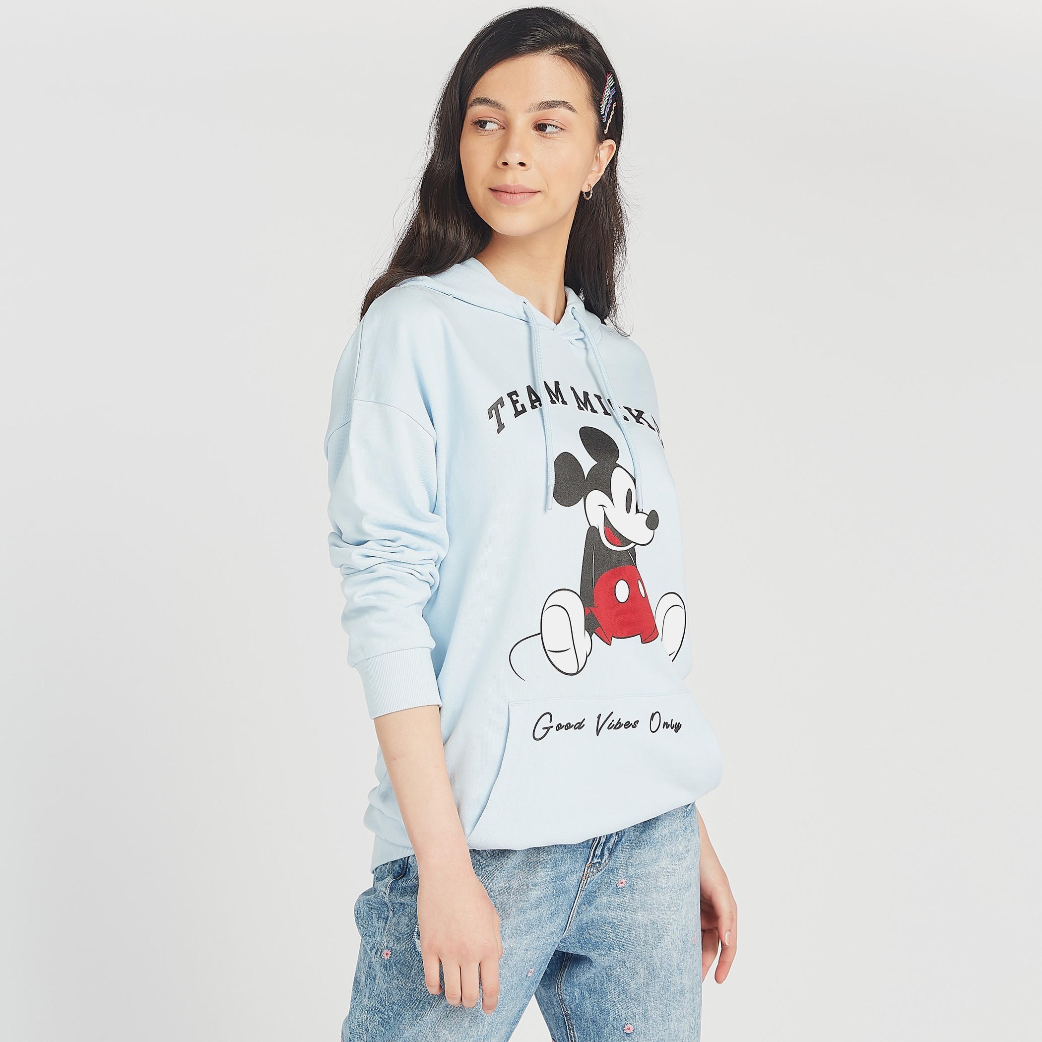 هودي مستدام بطبعات ميكي ماوس وجيوب كنغر-women-winterwear-hoodiesandsweatshirts-sweatshirts-image-6