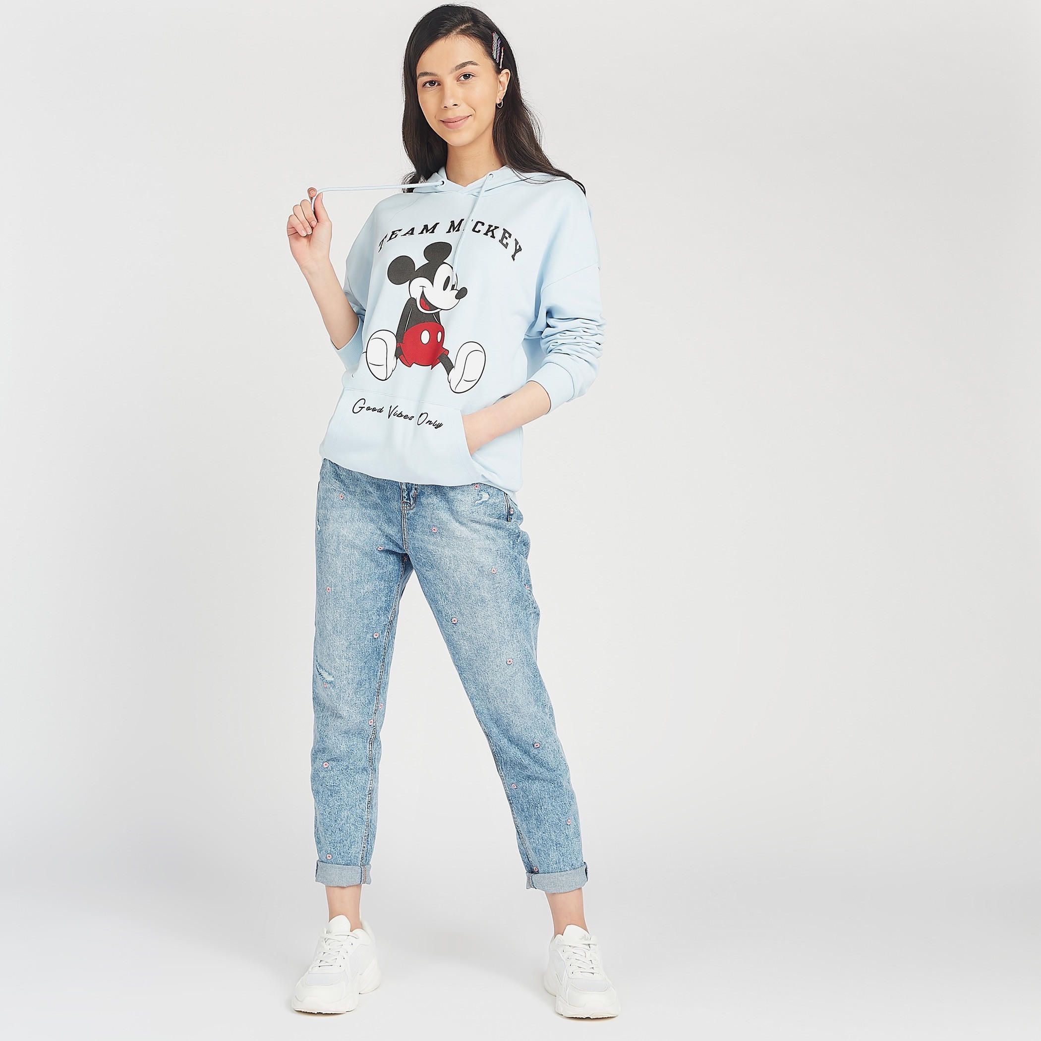 هودي مستدام بطبعات ميكي ماوس وجيوب كنغر-women-winterwear-hoodiesandsweatshirts-sweatshirts-image-7