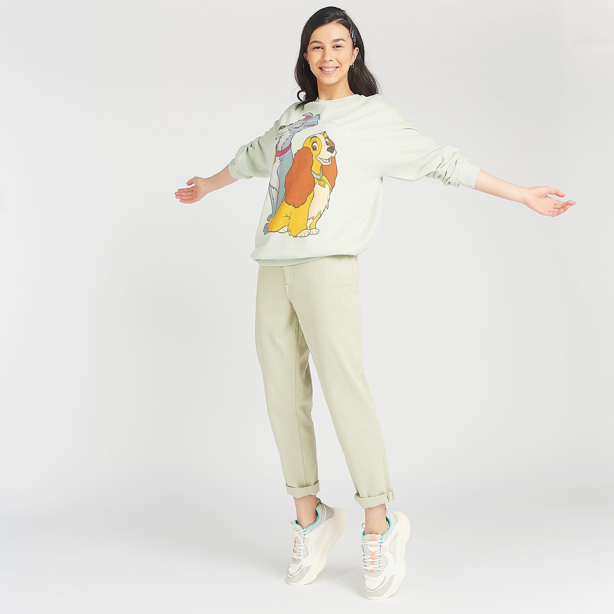 سويت شيرت مستدام بياقة ضيقة وطبعات لايدي آند ذا ترامب جرافيك-women-winterwear-hoodiesandsweatshirts-sweatshirts-image-2