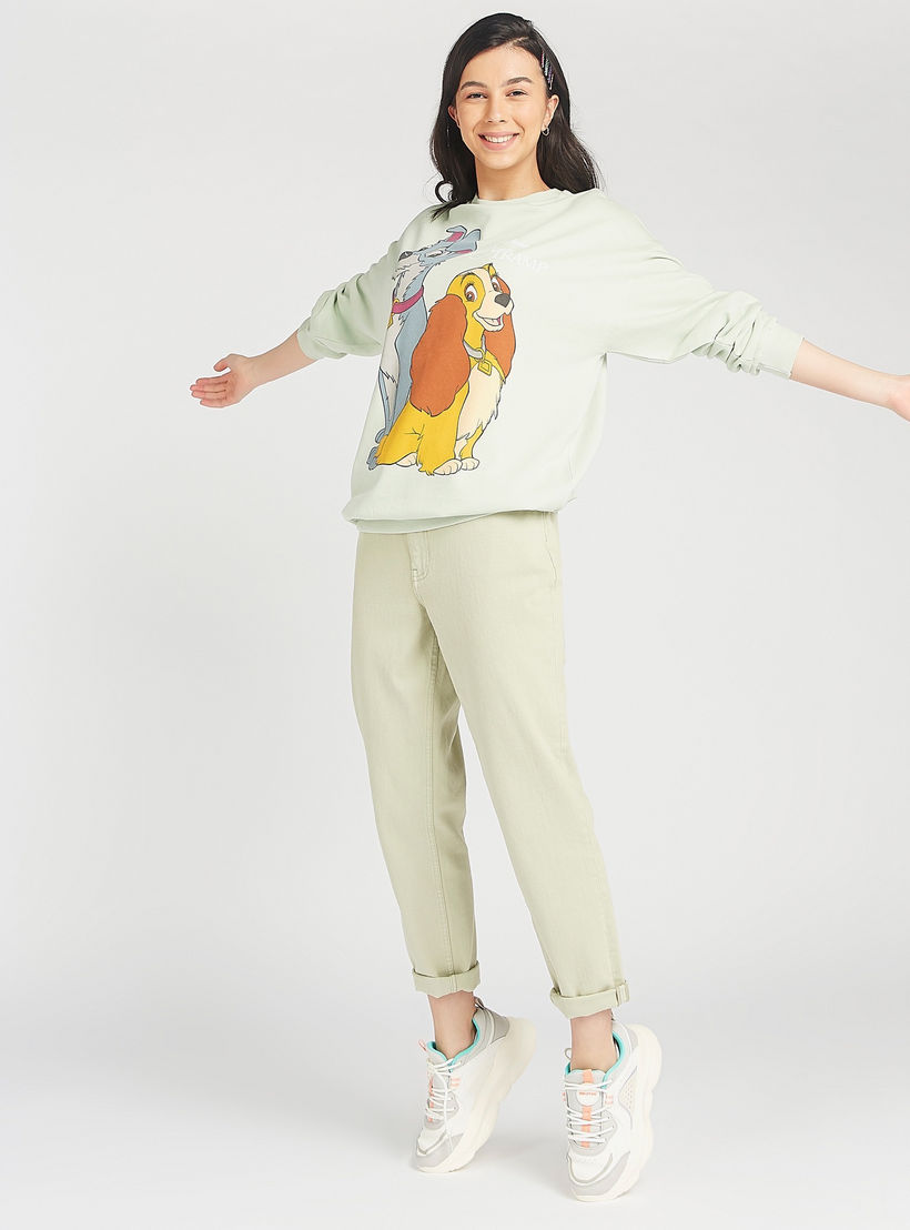 سويت شيرت مستدام بياقة ضيقة وطبعات لايدي آند ذا ترامب جرافيك-women-winterwear-hoodiesandsweatshirts-sweatshirts-image-2