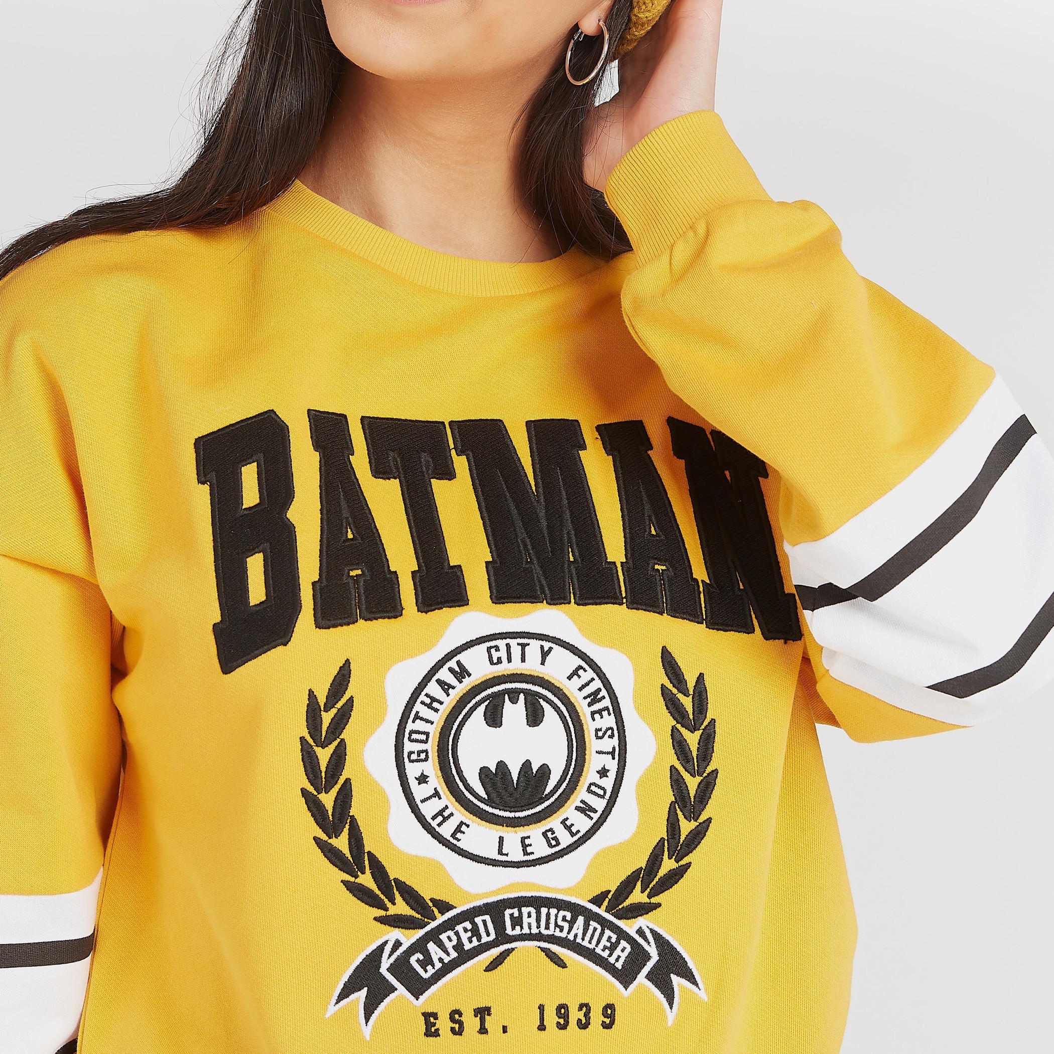 سويت شيرت مستدام بأكمام طويلة وتفاصيل مطرّزة لباتمان-women-winterwear-hoodiesandsweatshirts-sweatshirts-image-3