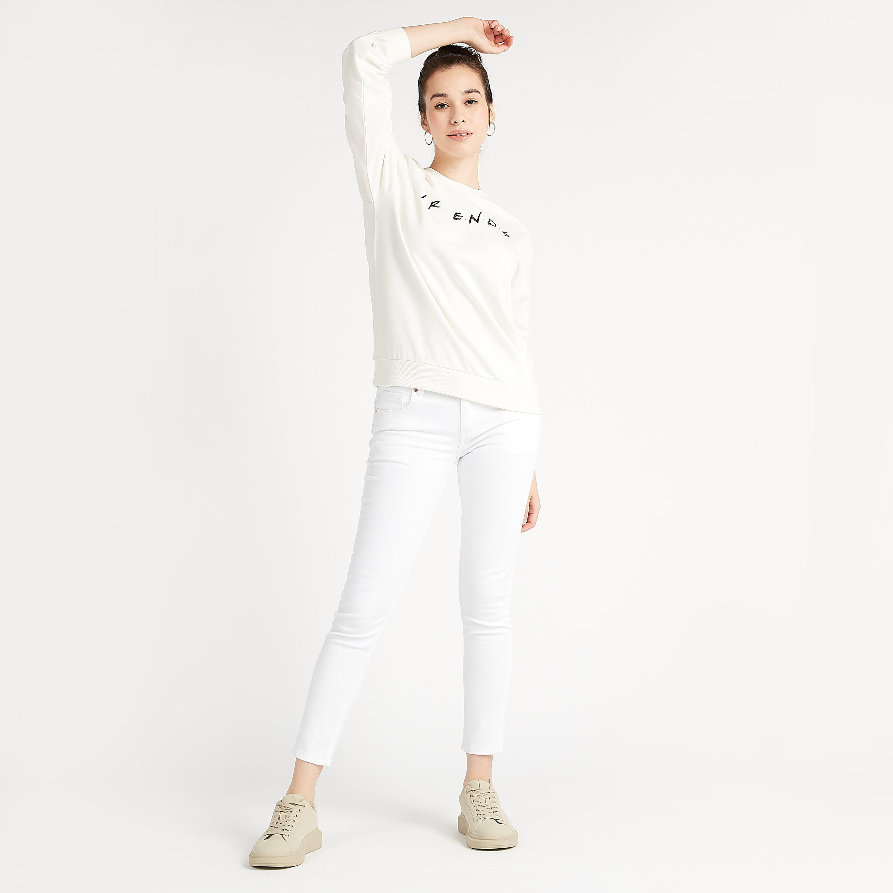 سويت شيرت بأكمام طويلة وياقة ضيقة وطبعات-women-winterwear-hoodiesandsweatshirts-sweatshirts-image-4