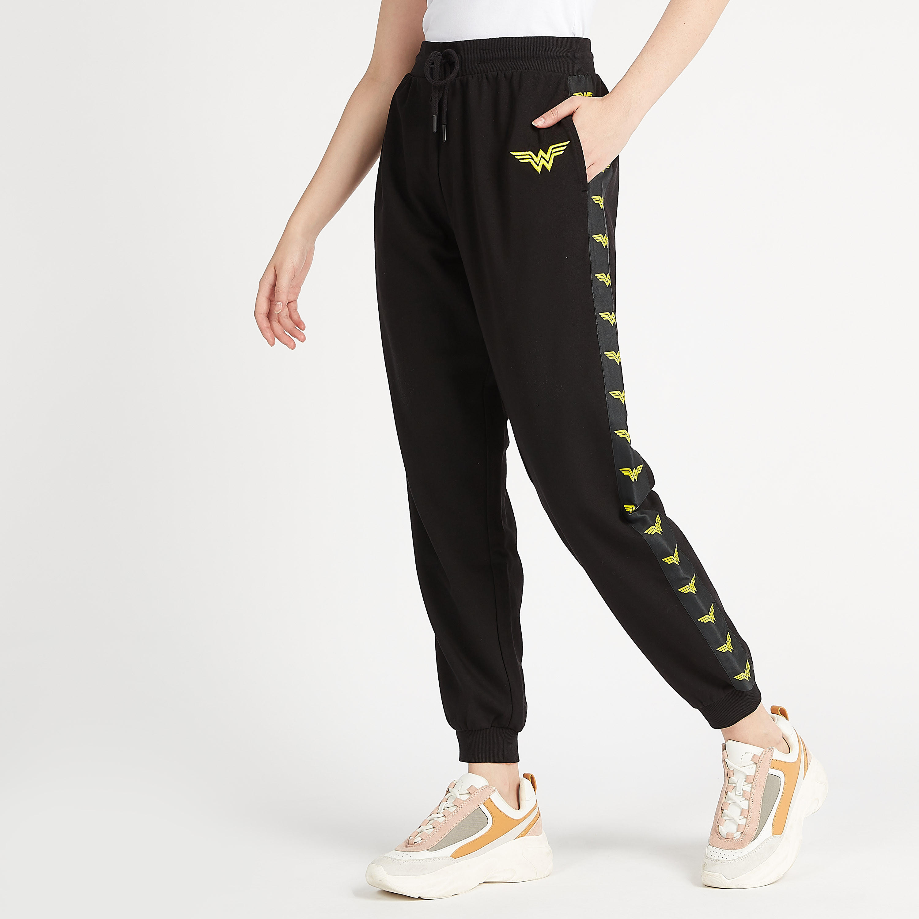 بنطلون رياضي مستدام بقصة مريحة وخصر متوسّط الارتفاع مع تفاصيل شريطة-women-clothing-bottoms-joggers-image-1