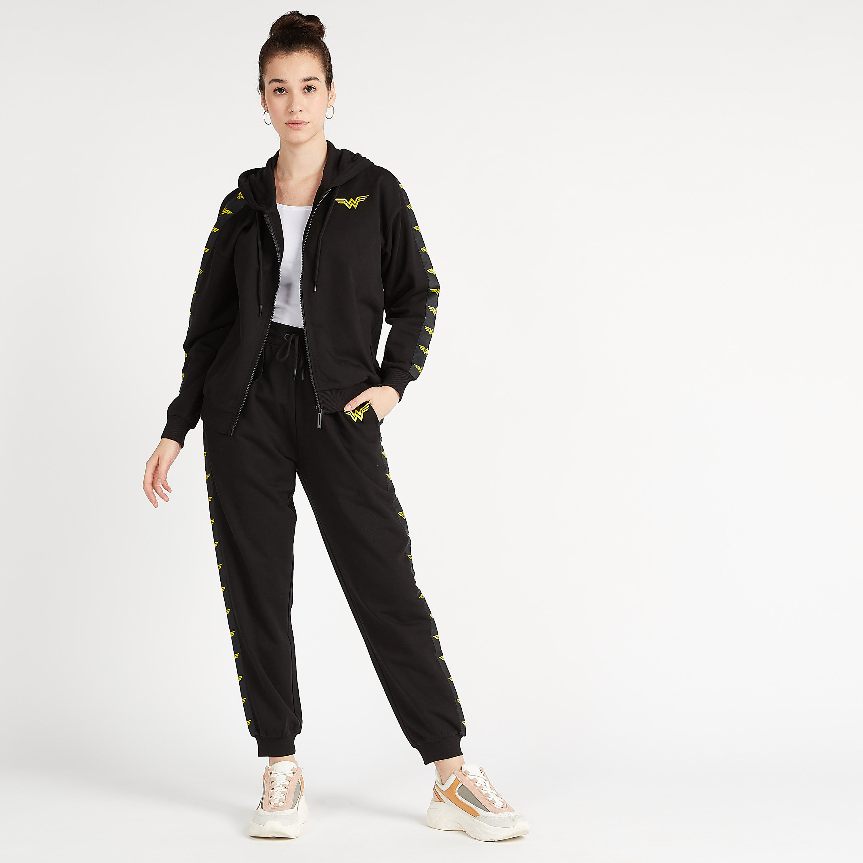 بنطلون رياضي مستدام بقصة مريحة وخصر متوسّط الارتفاع مع تفاصيل شريطة-women-clothing-bottoms-joggers-image-2