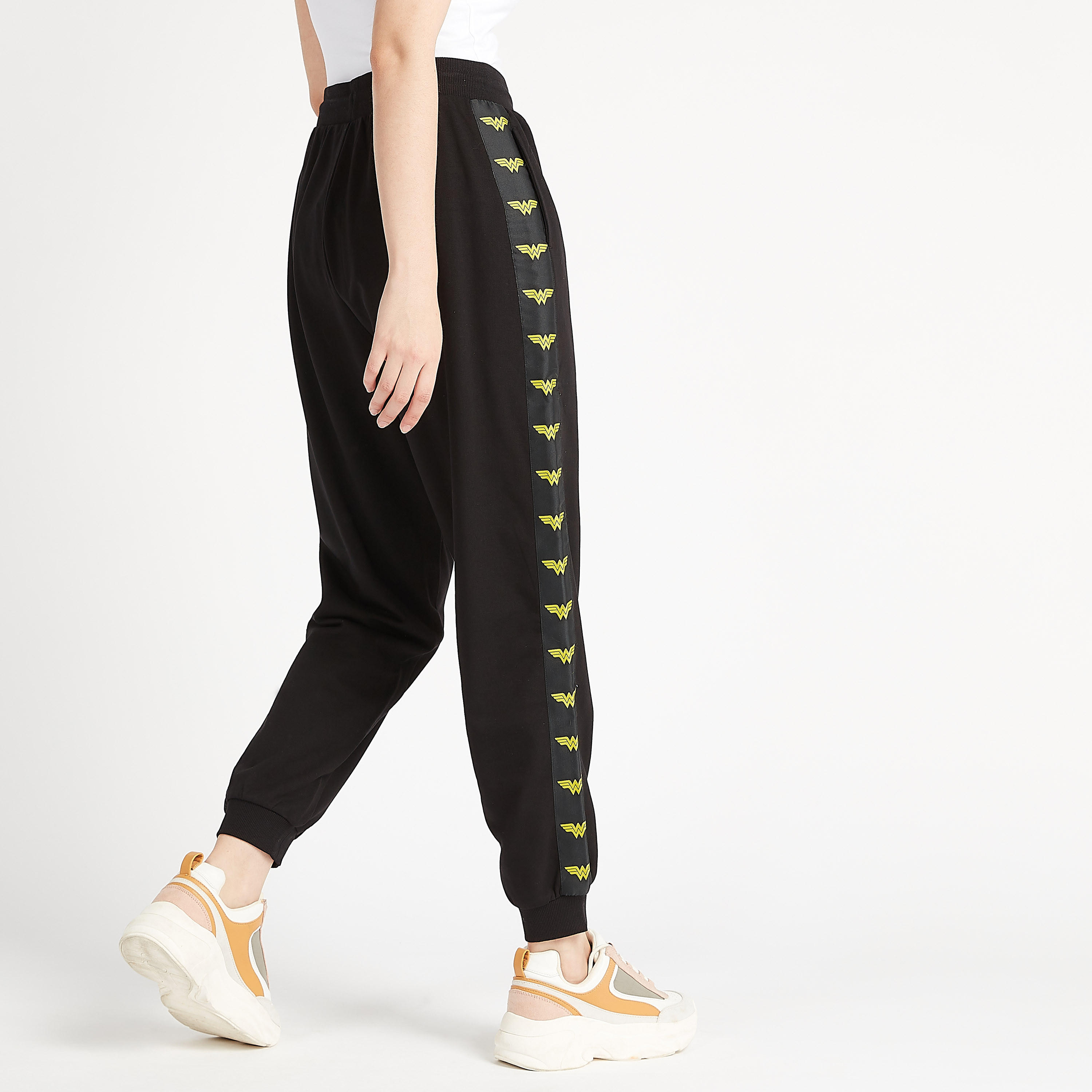 بنطلون رياضي مستدام بقصة مريحة وخصر متوسّط الارتفاع مع تفاصيل شريطة-women-clothing-bottoms-joggers-image-4