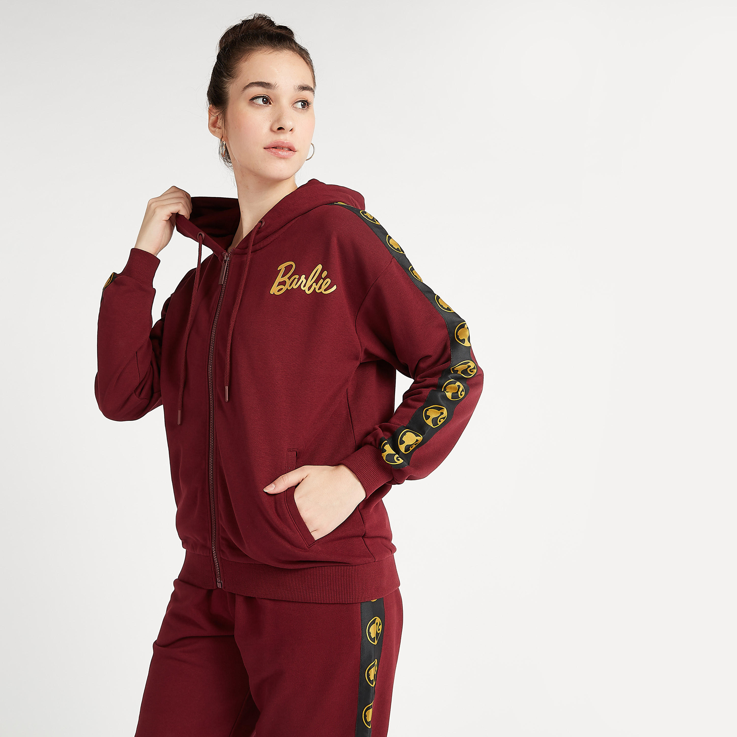 سويت شيرت مستدام بقبّعة وسحّاب مع جيوب-women-winterwear-hoodiesandsweatshirts-hoodies-image-3