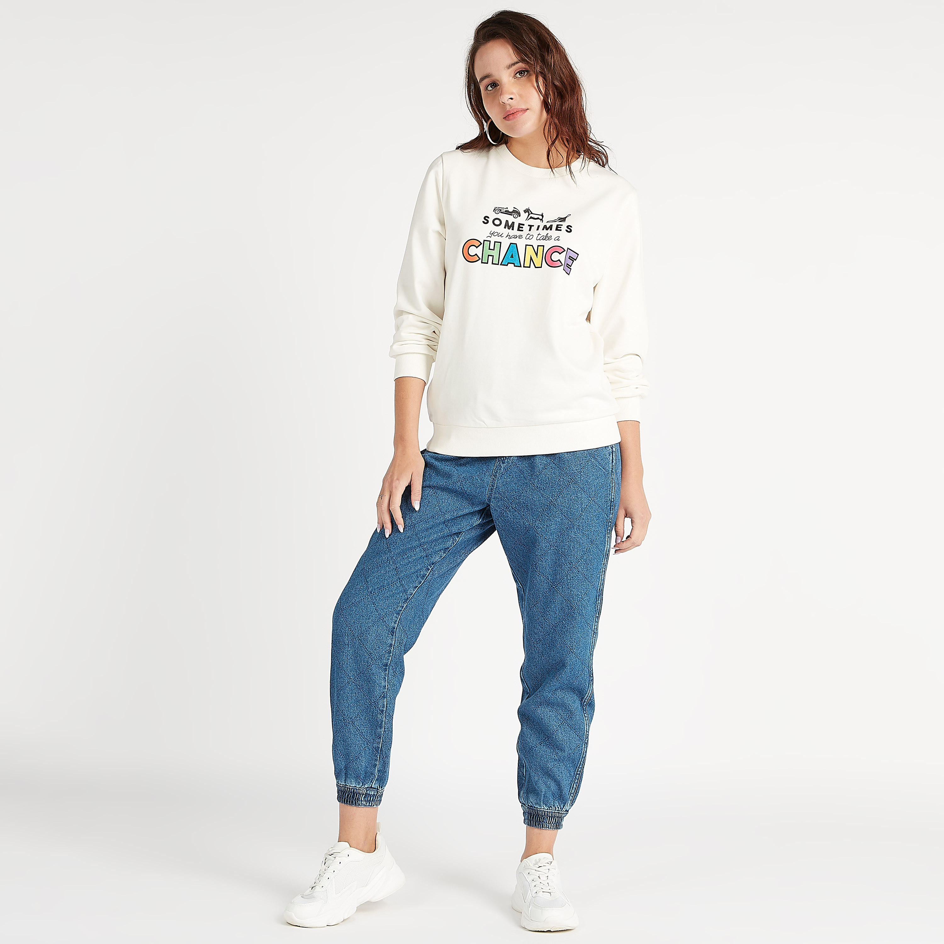 سويت شيرت بأكمام طويلة وياقة ضيّقة وطبعات-women-winterwear-hoodiesandsweatshirts-sweatshirts-image-2