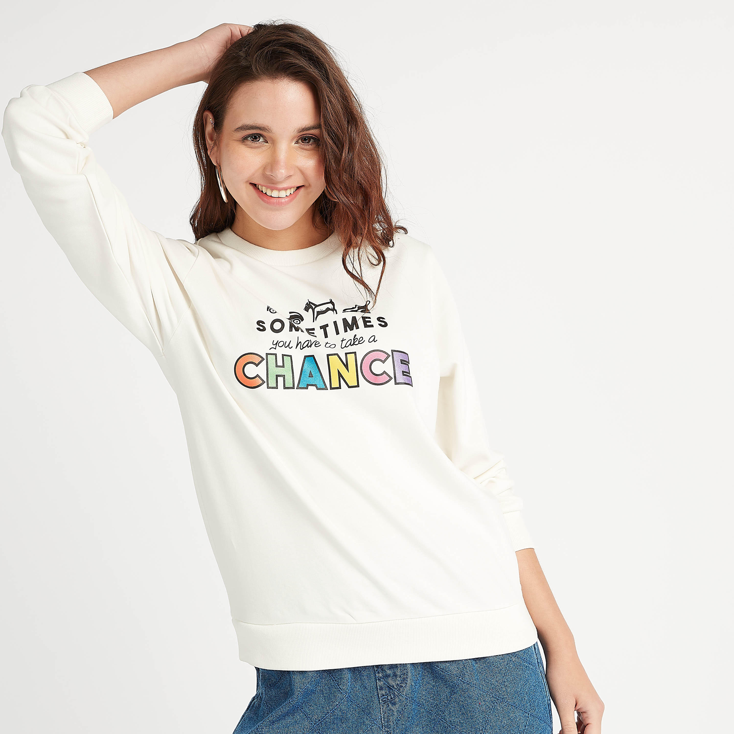 سويت شيرت بأكمام طويلة وياقة ضيّقة وطبعات-women-winterwear-hoodiesandsweatshirts-sweatshirts-image-3
