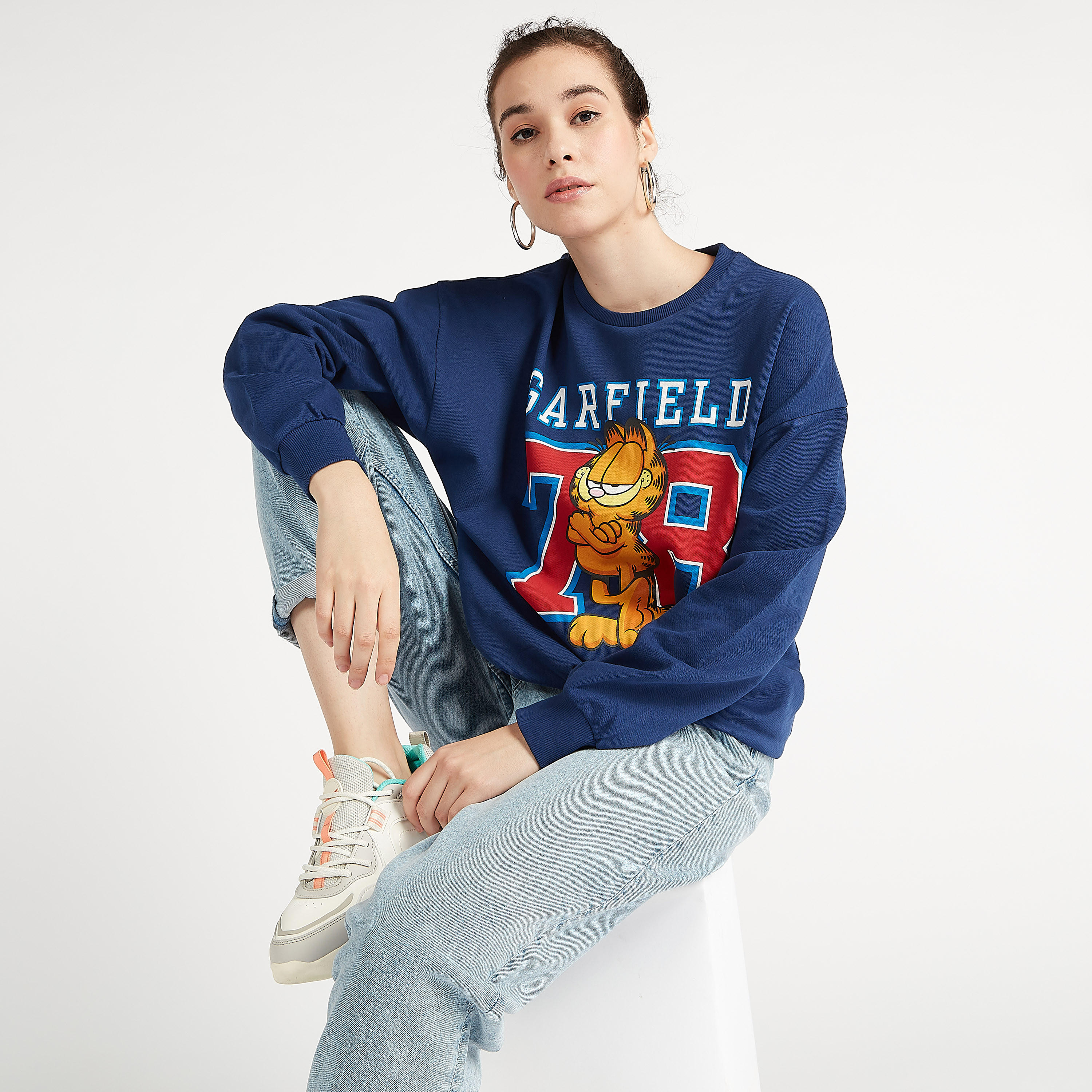 سويت شيرت بأكمام طويلة وياقة ضيقة وطبعات-women-winterwear-hoodiesandsweatshirts-sweatshirts-image-1