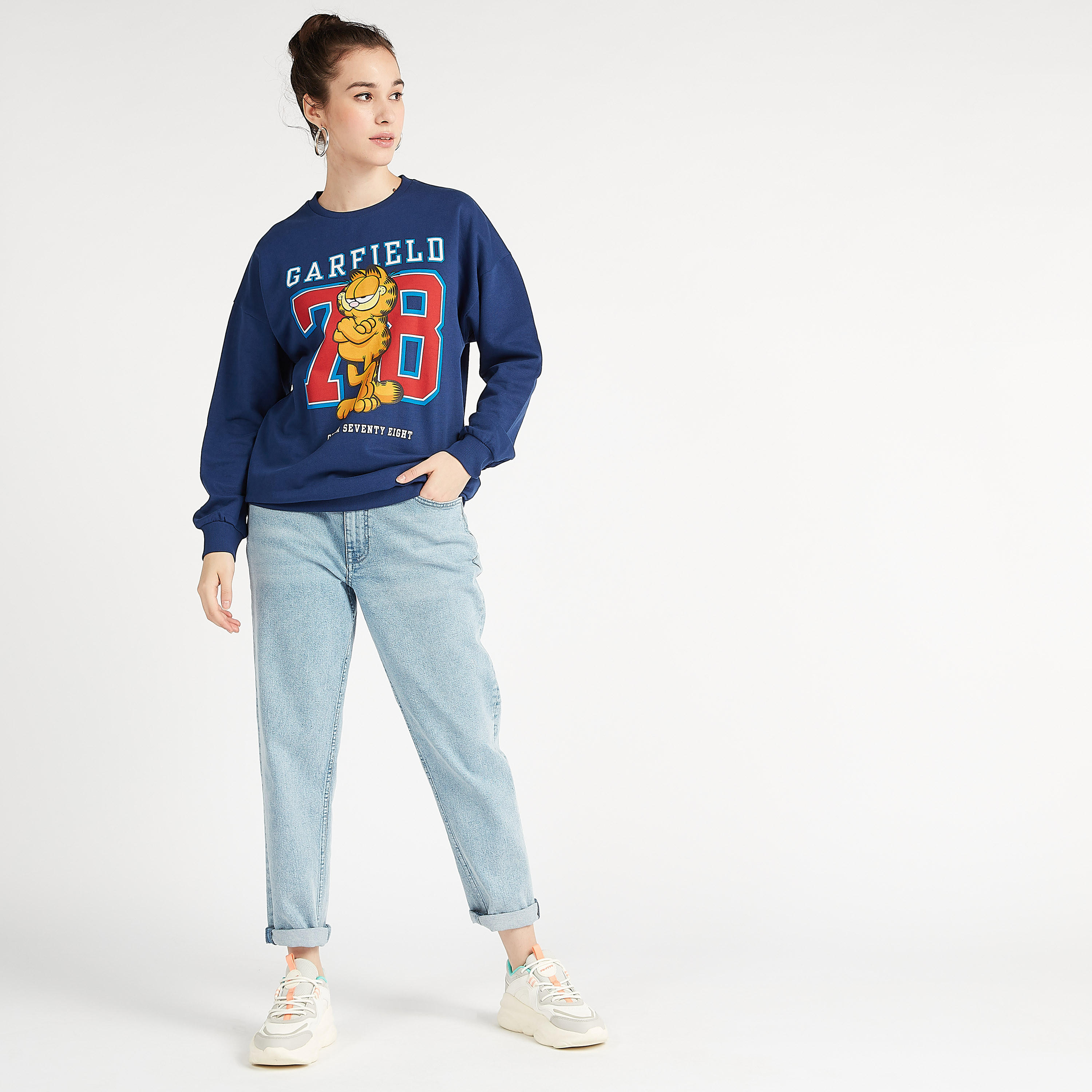 سويت شيرت بأكمام طويلة وياقة ضيقة وطبعات-women-winterwear-hoodiesandsweatshirts-sweatshirts-image-2