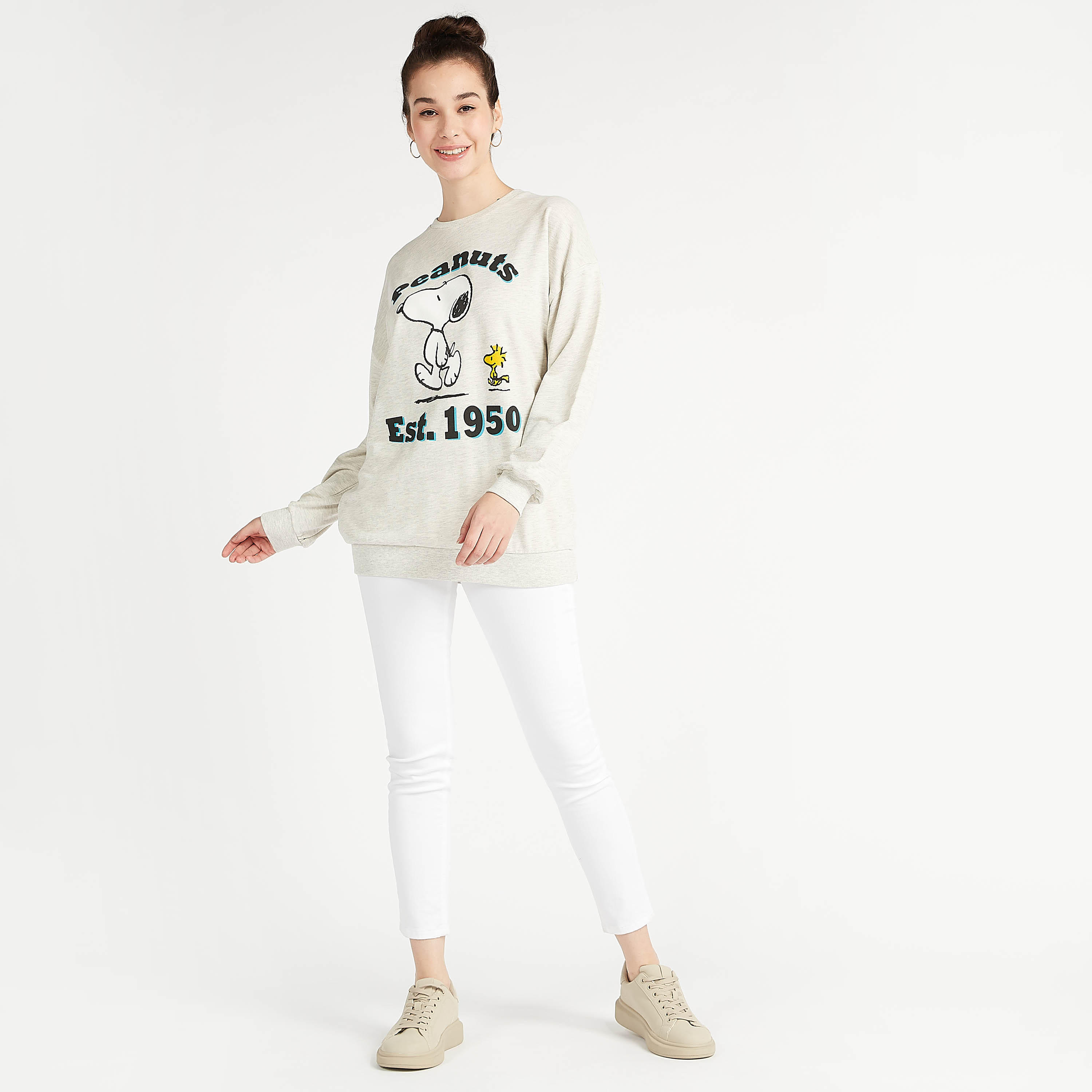 سويت شيرت بأكمام طويلة وياقة ضيّقة وطبعات بناتس-women-winterwear-hoodiesandsweatshirts-sweatshirts-image-2