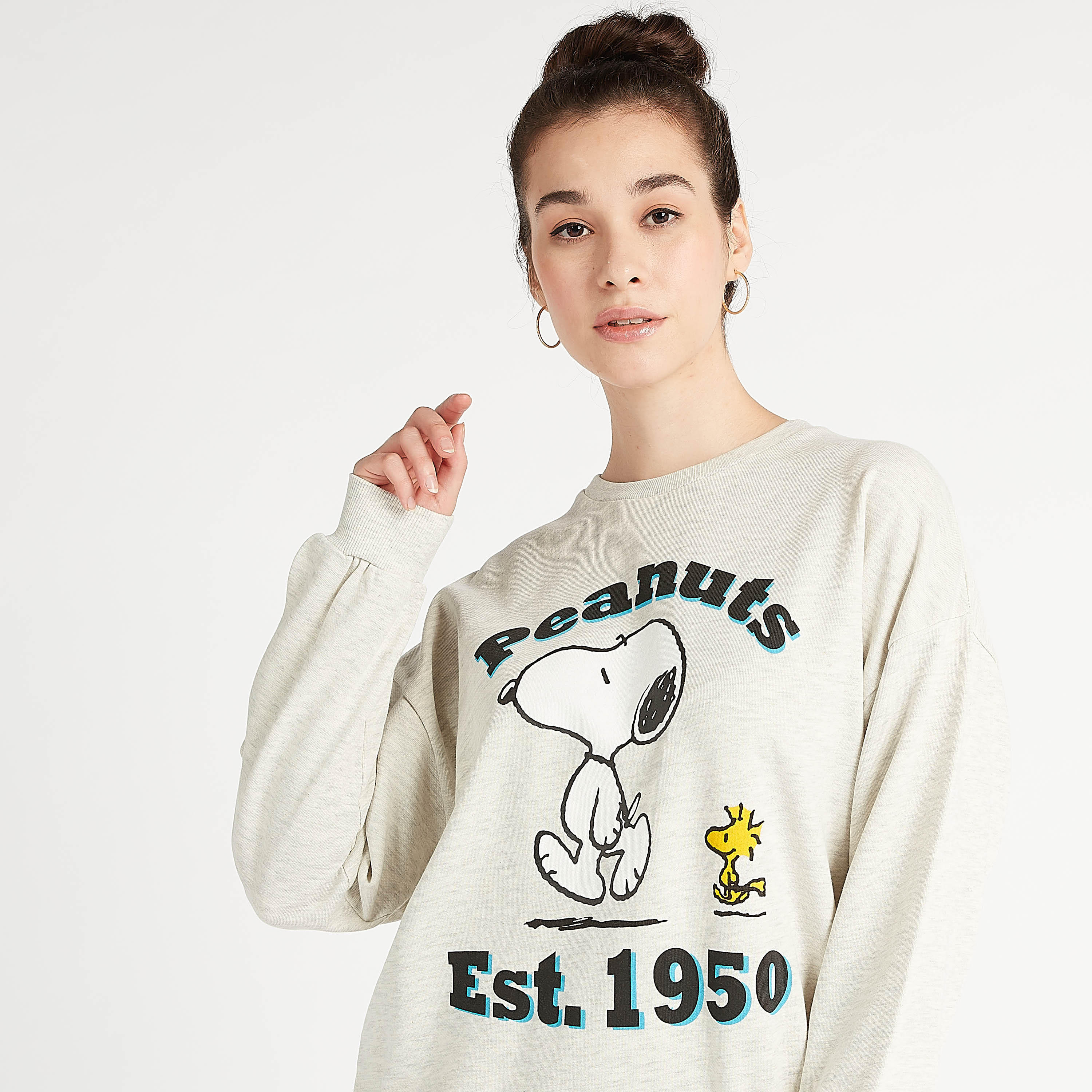 سويت شيرت بأكمام طويلة وياقة ضيّقة وطبعات بناتس-women-winterwear-hoodiesandsweatshirts-sweatshirts-image-3