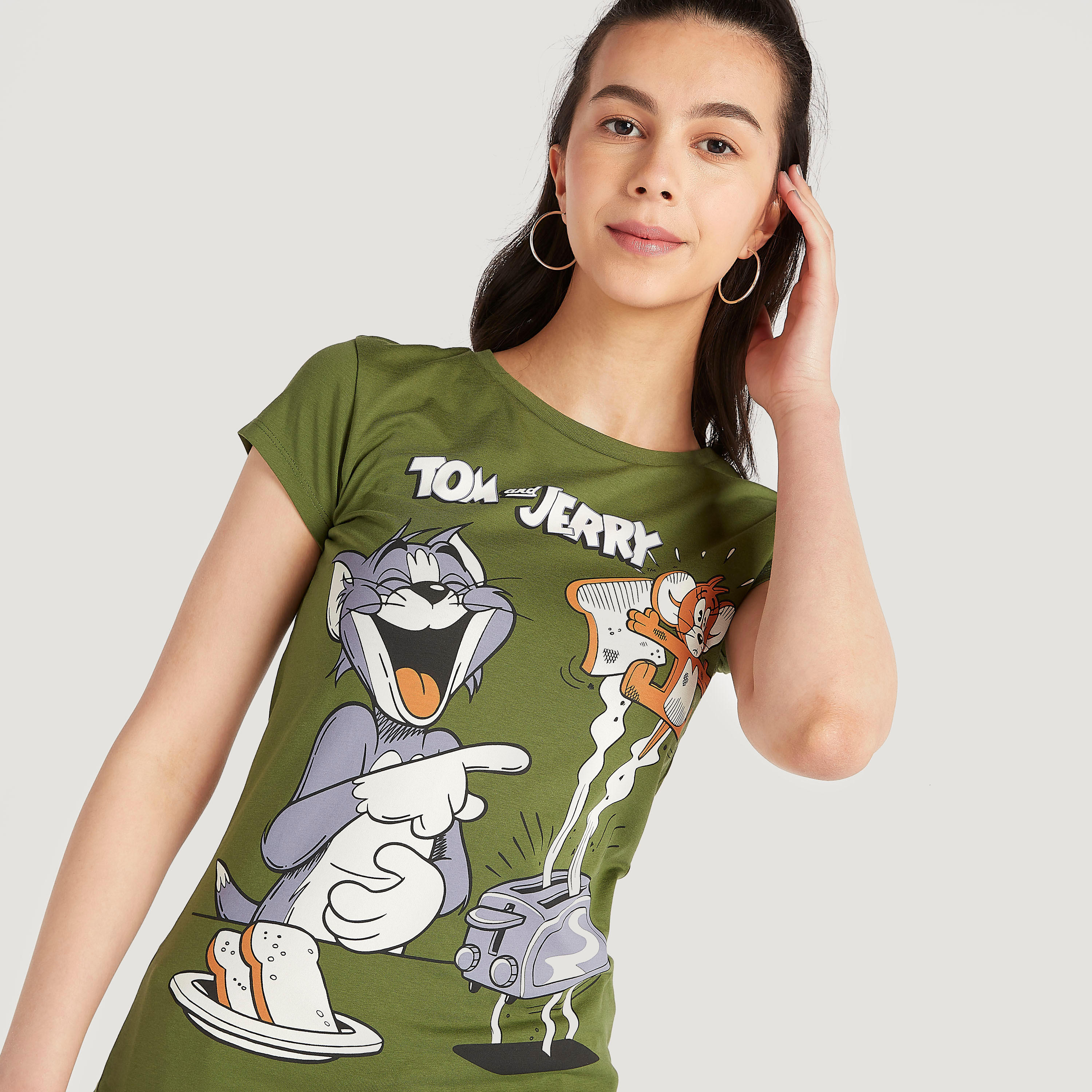 تيشيرت بياقة ضيّقة وأكمام كاب وطبعات توم آند جيري-women-clothing-tshirts-image-2