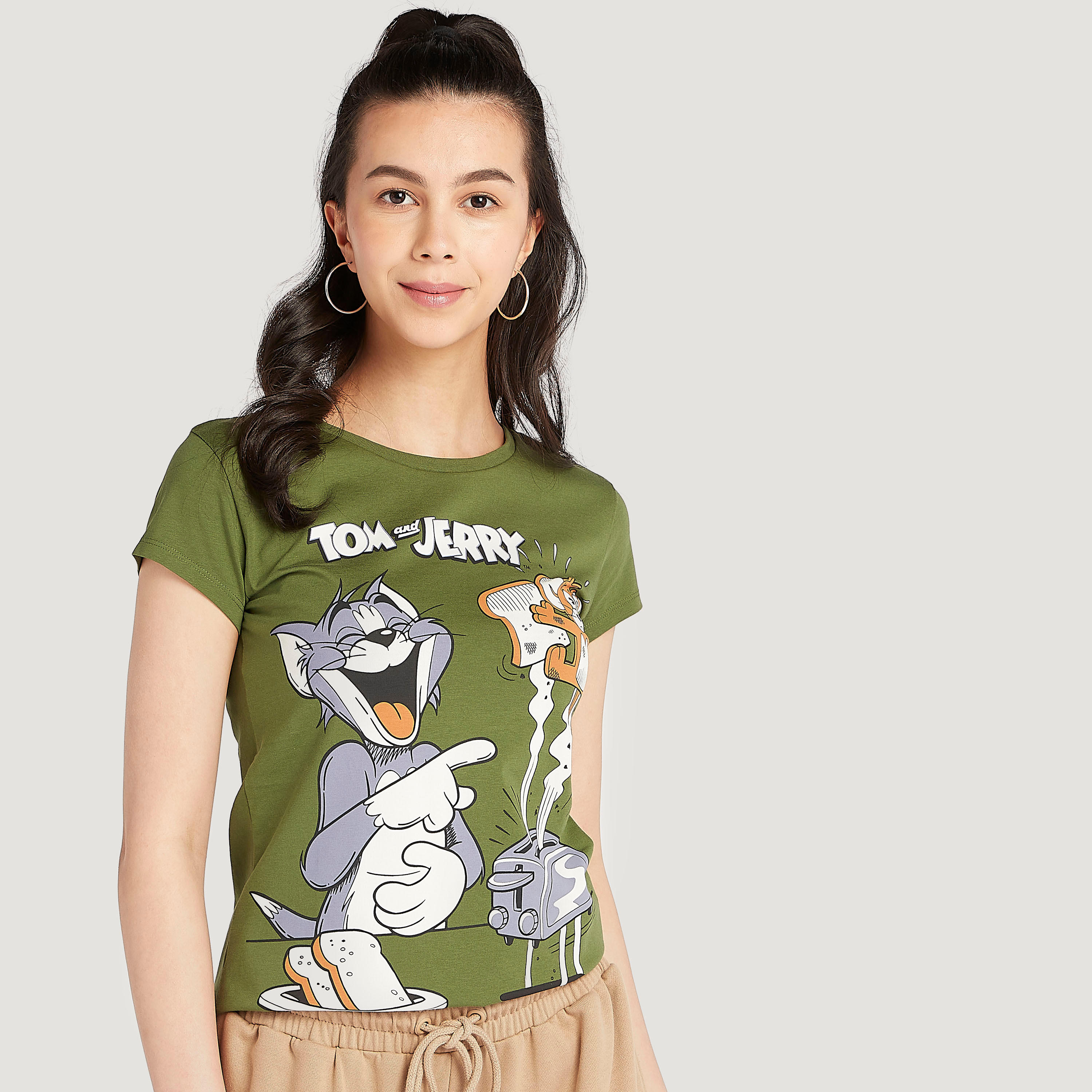 تيشيرت بياقة ضيّقة وأكمام كاب وطبعات توم آند جيري-women-clothing-tshirts-image-1