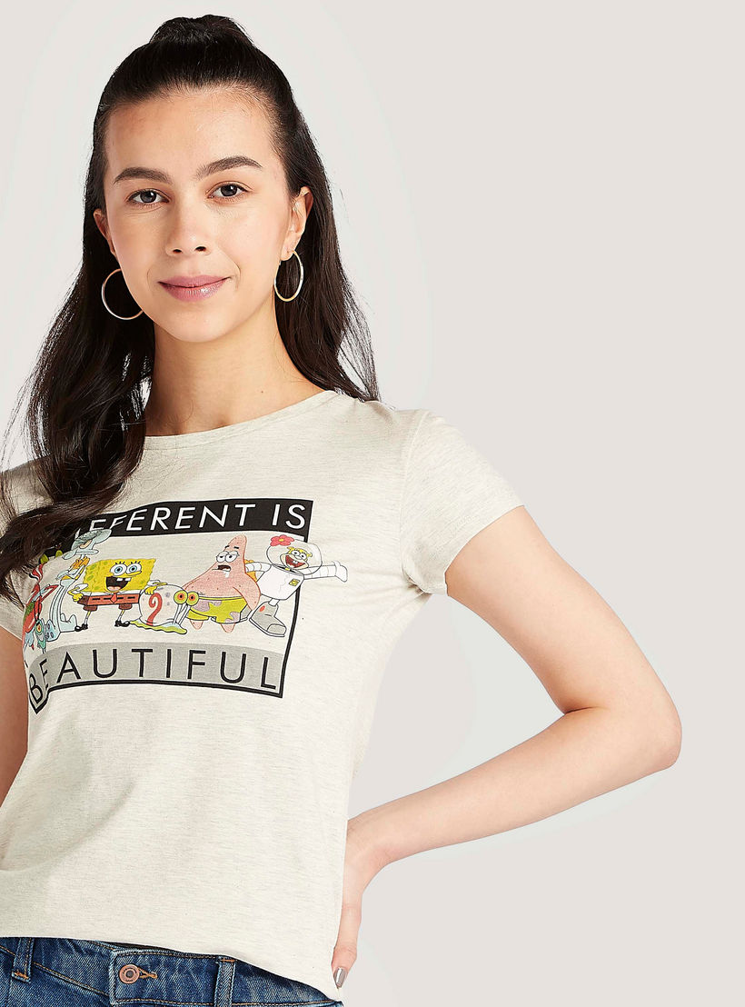 تيشيرت بياقة ضيقة وأكمام كاب و طبعات ميكي ماوس-women-clothing-tshirts-image-5