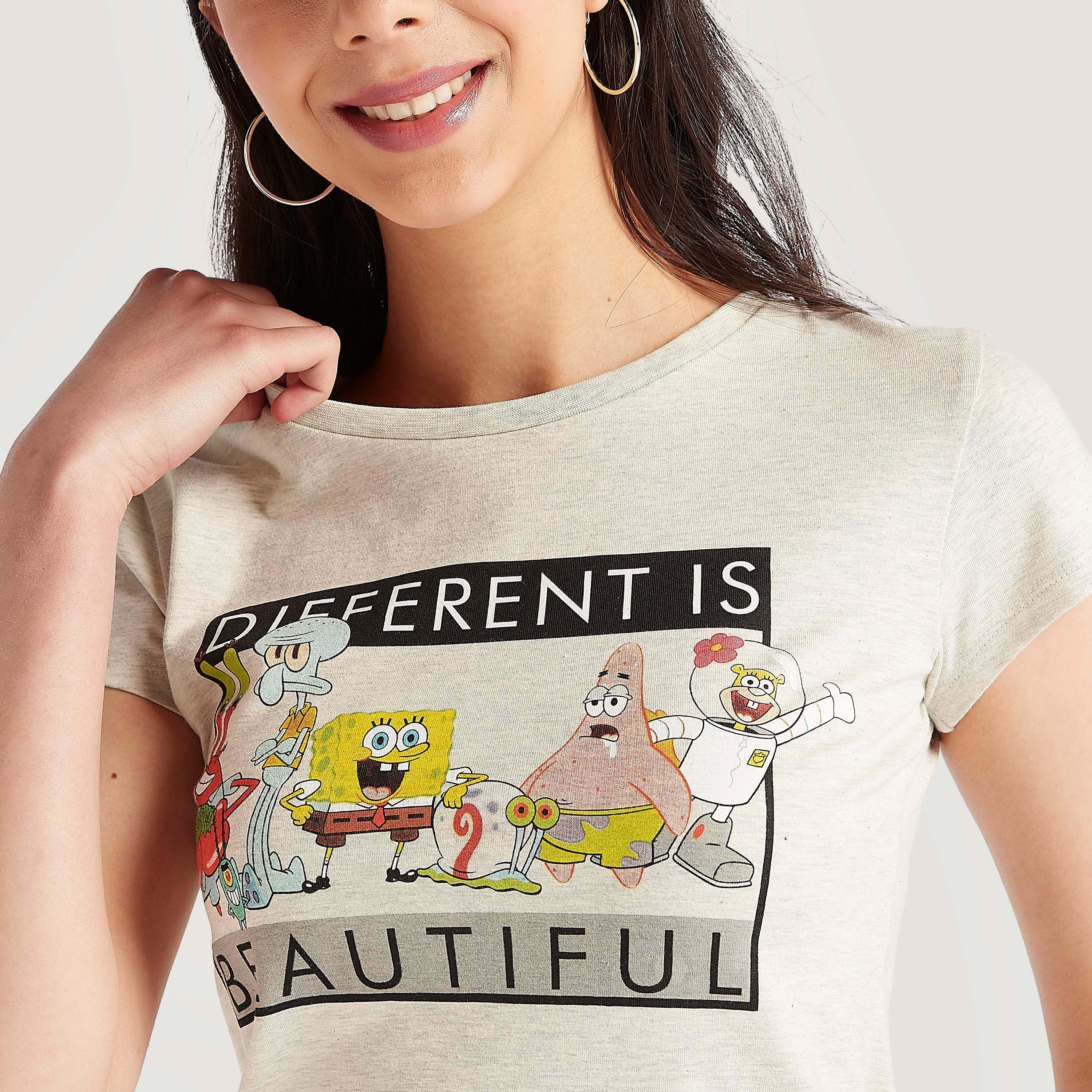تيشيرت بياقة ضيقة وأكمام كاب و طبعات ميكي ماوس-women-clothing-tshirts-image-3