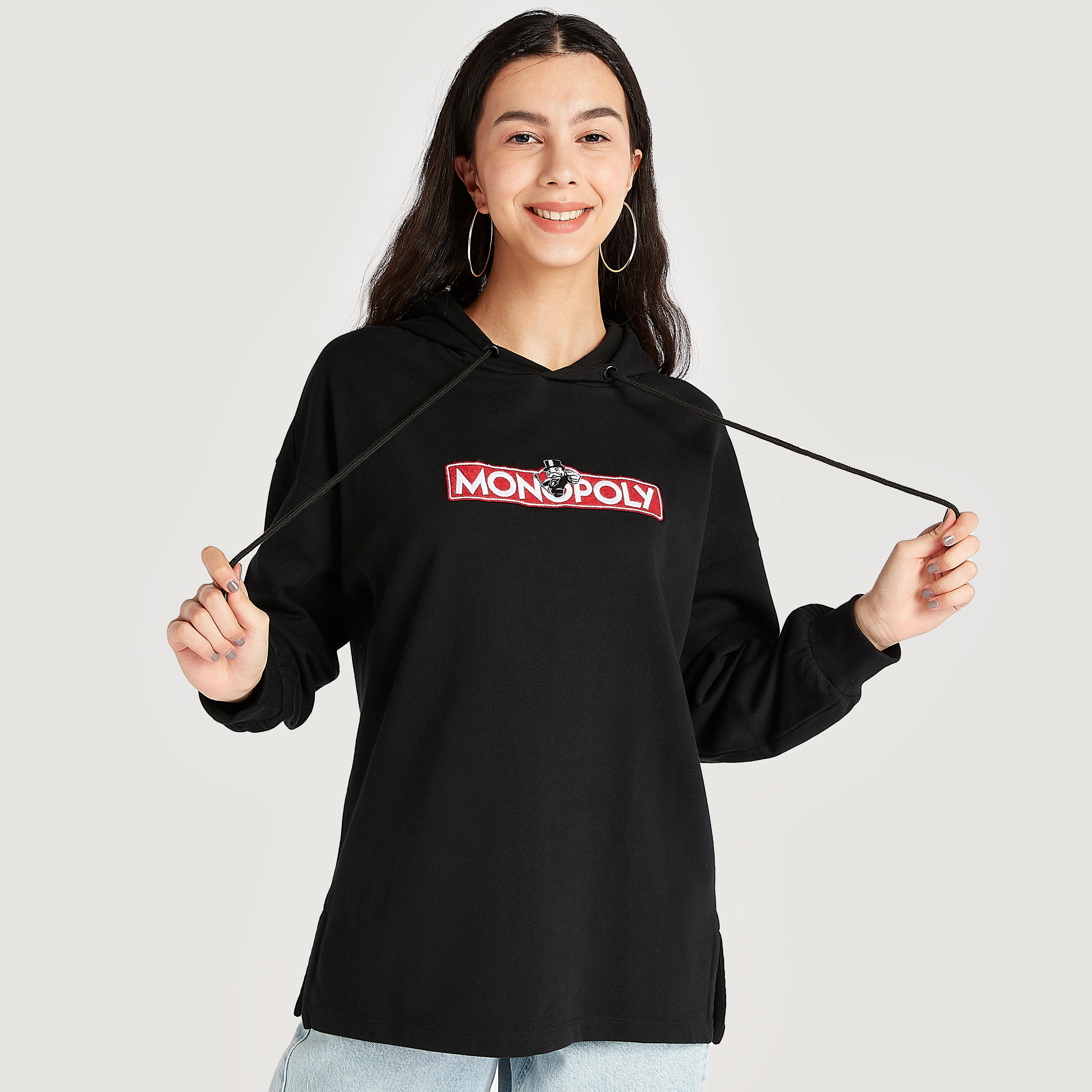 سويت شيرت بقبّعة وأكمام طويلة وتطريز مونوبلي-women-winterwear-hoodiesandsweatshirts-hoodies-image-1