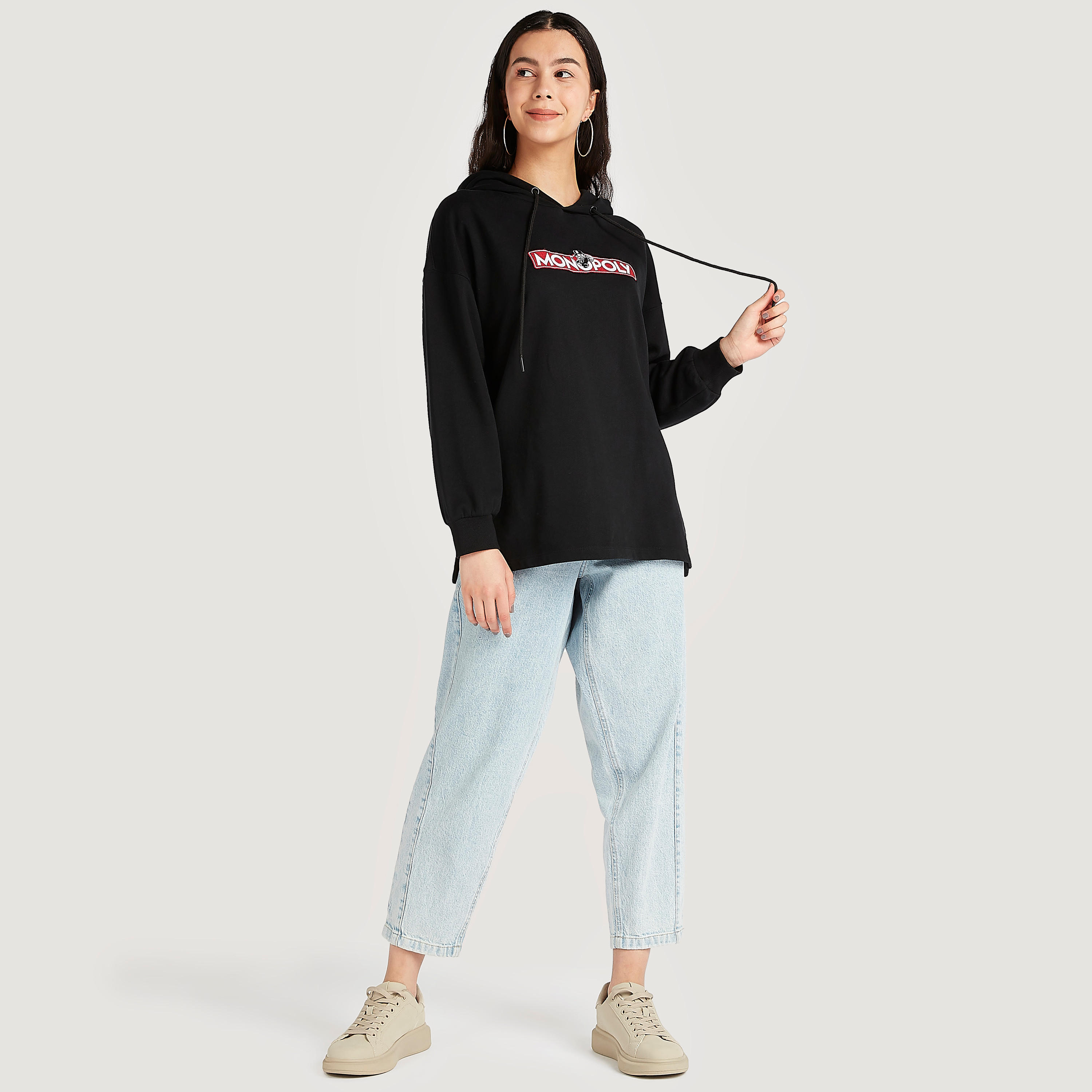 سويت شيرت بقبّعة وأكمام طويلة وتطريز مونوبلي-women-winterwear-hoodiesandsweatshirts-hoodies-image-2