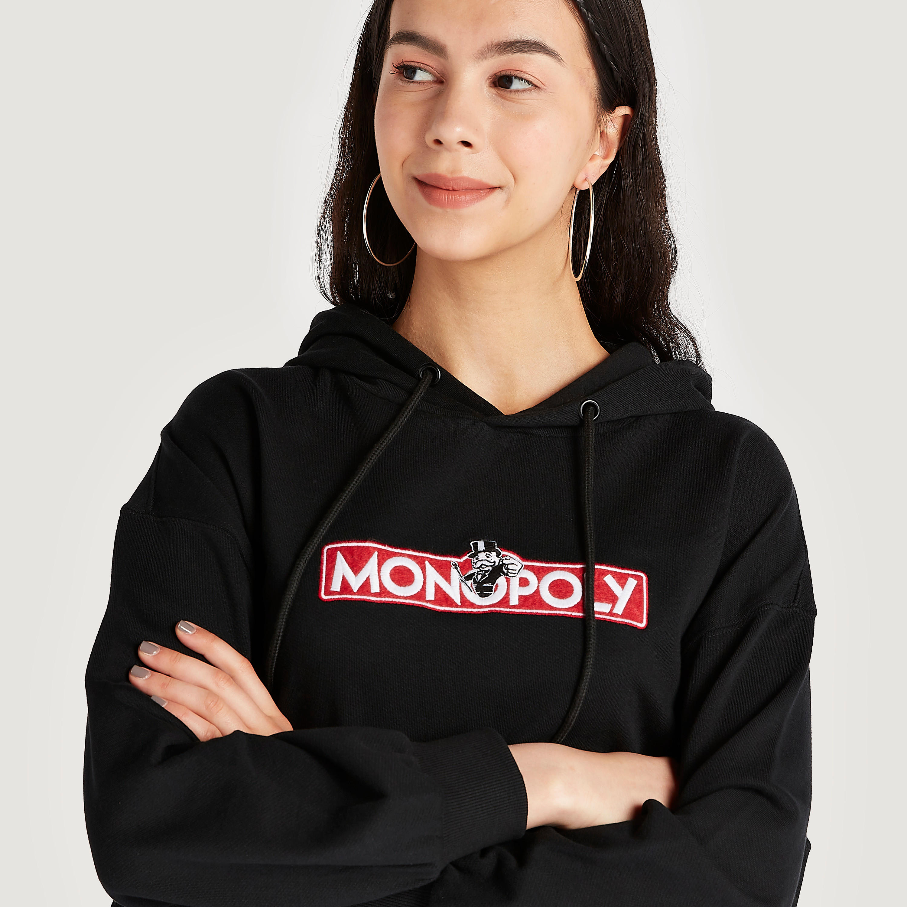 سويت شيرت بقبّعة وأكمام طويلة وتطريز مونوبلي-women-winterwear-hoodiesandsweatshirts-hoodies-image-3