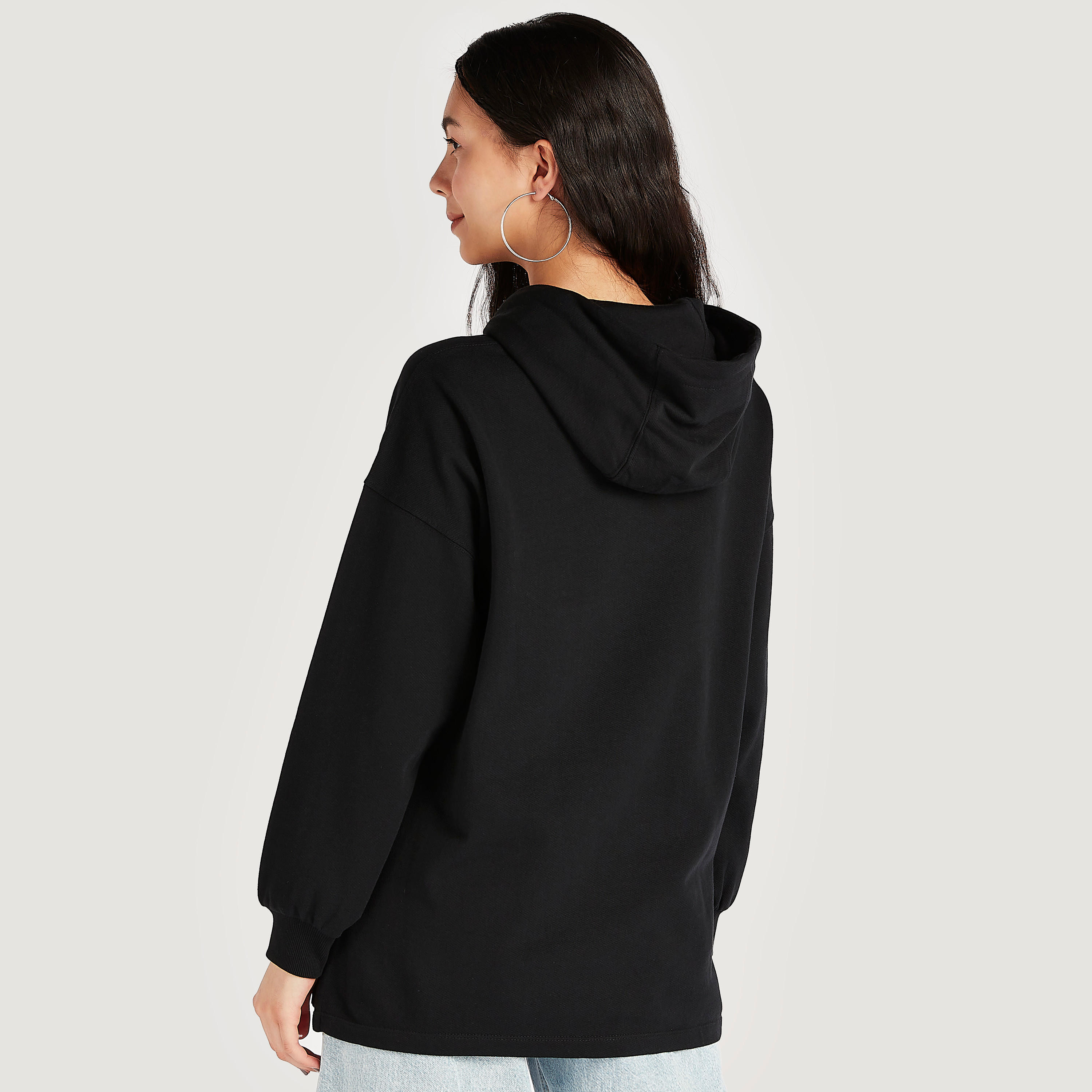 سويت شيرت بقبّعة وأكمام طويلة وتطريز مونوبلي-women-winterwear-hoodiesandsweatshirts-hoodies-image-4