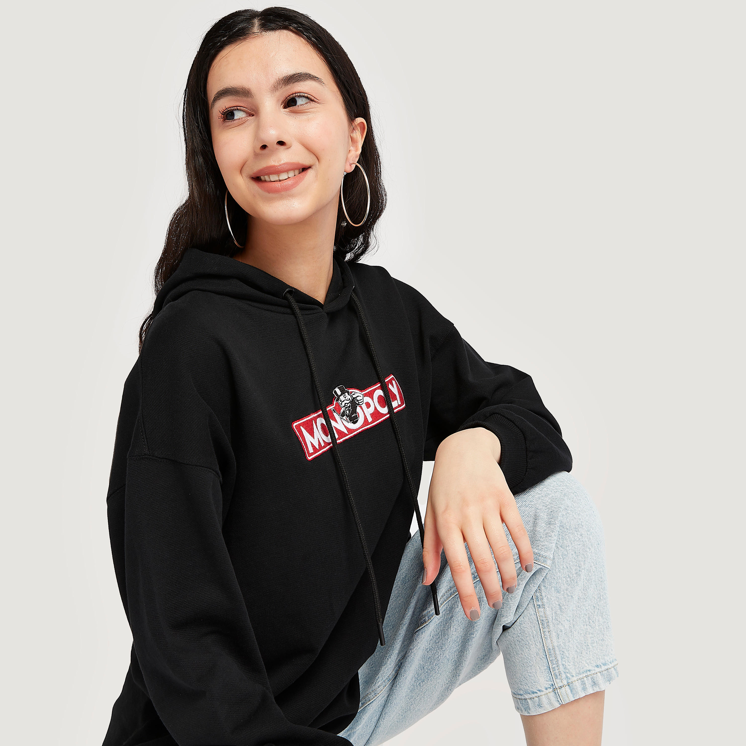 سويت شيرت بقبّعة وأكمام طويلة وتطريز مونوبلي-women-winterwear-hoodiesandsweatshirts-hoodies-image-5
