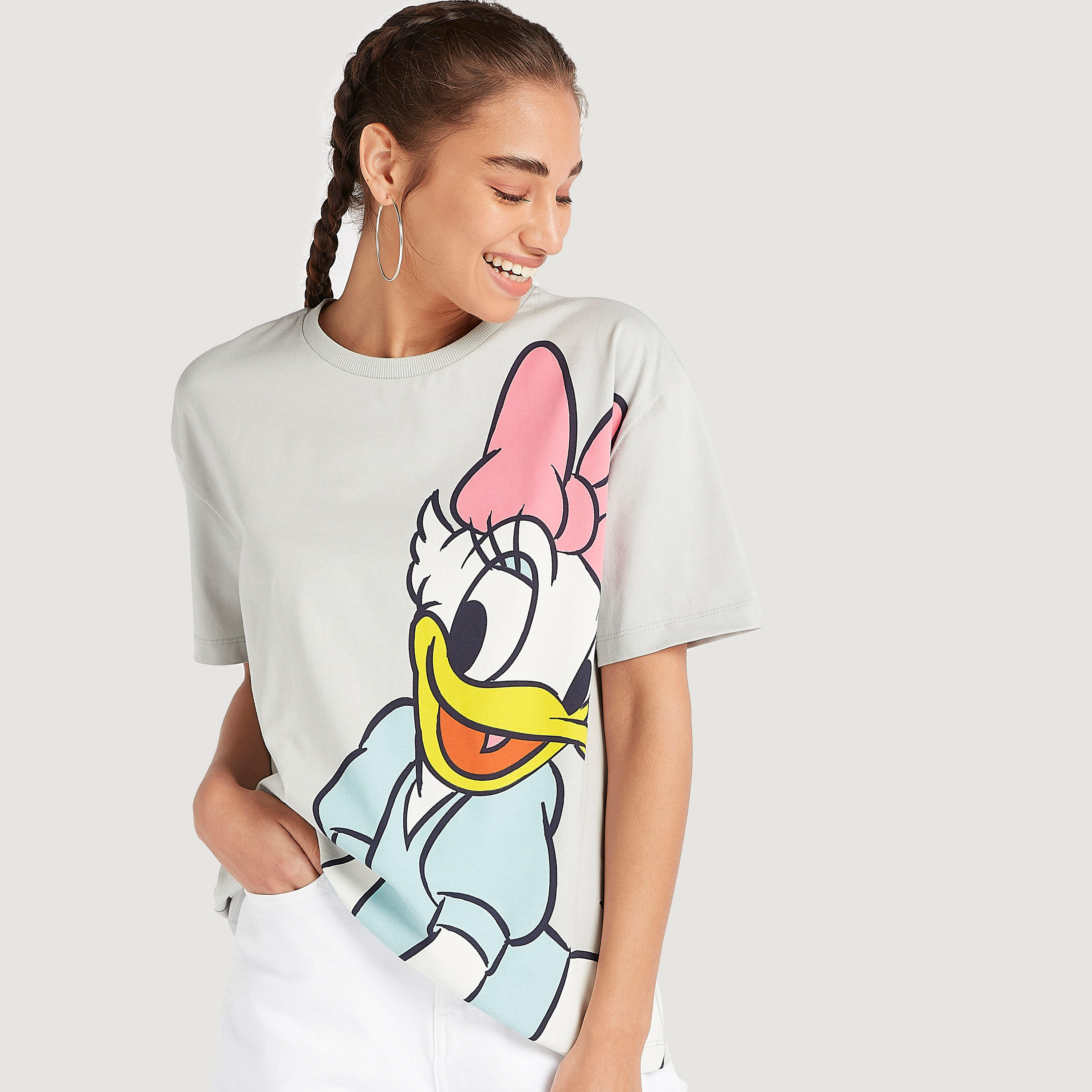 تيشيرت بياقة ضيّقة وأكمام قصيرة بطبعات ديسي دك-women-clothing-tshirts-image-1