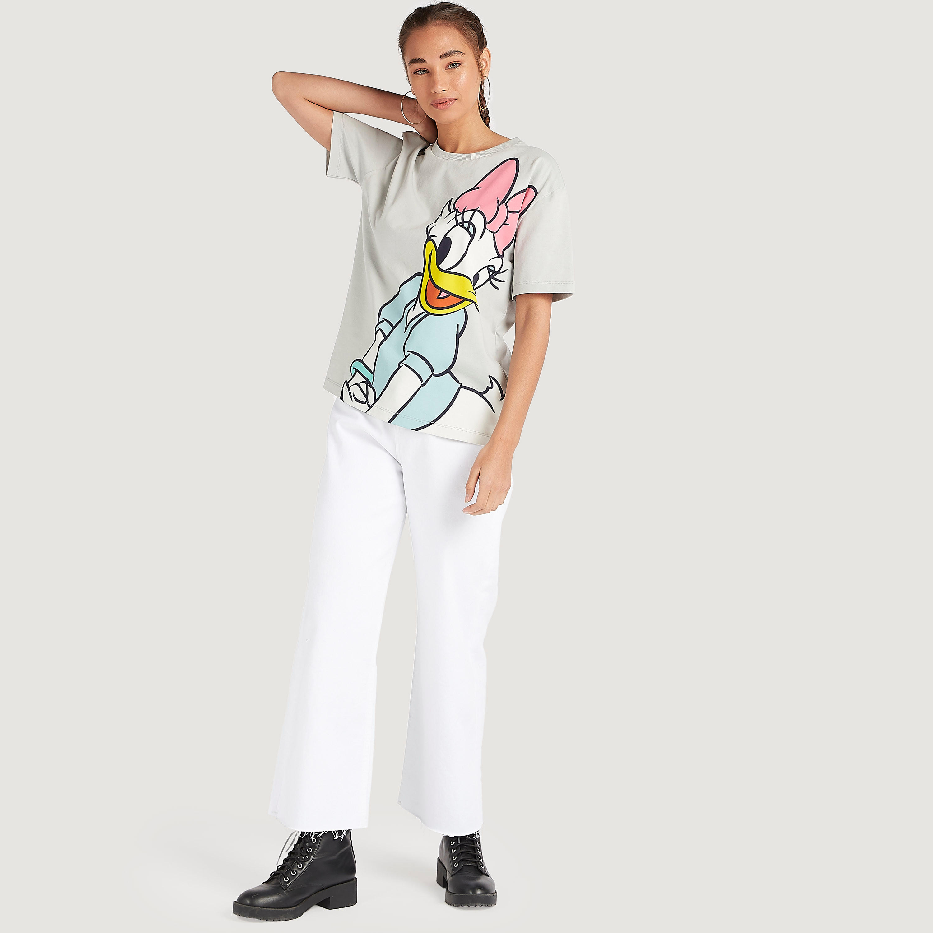 تيشيرت بياقة ضيّقة وأكمام قصيرة بطبعات ديسي دك-women-clothing-tshirts-image-2