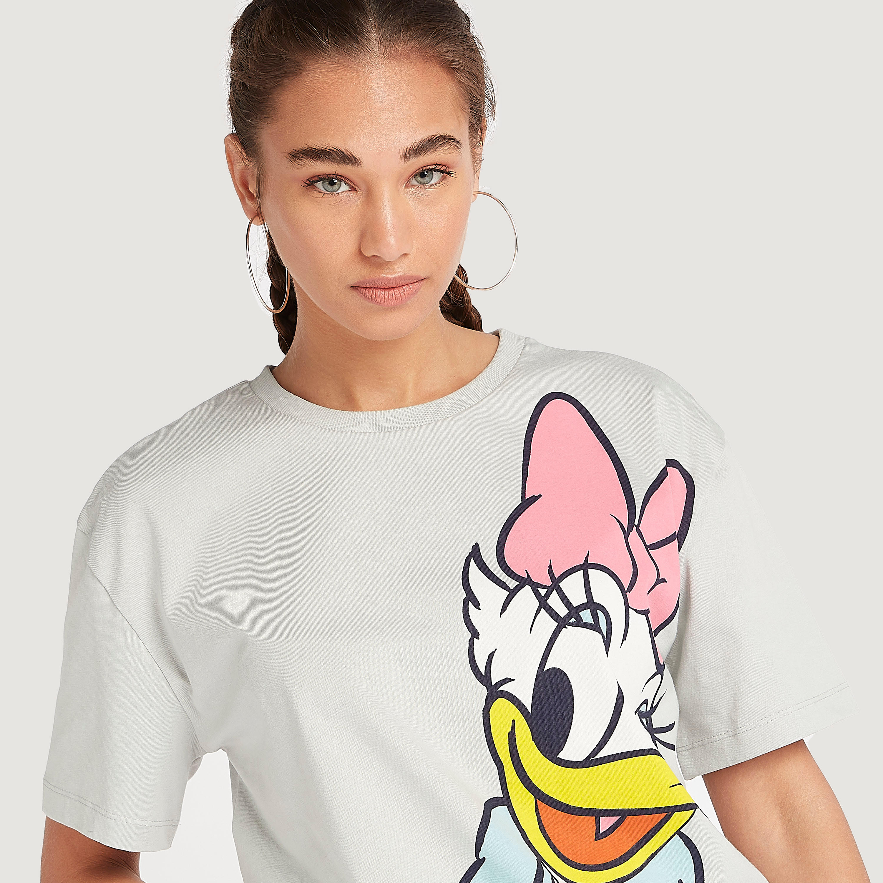 تيشيرت بياقة ضيّقة وأكمام قصيرة بطبعات ديسي دك-women-clothing-tshirts-image-3