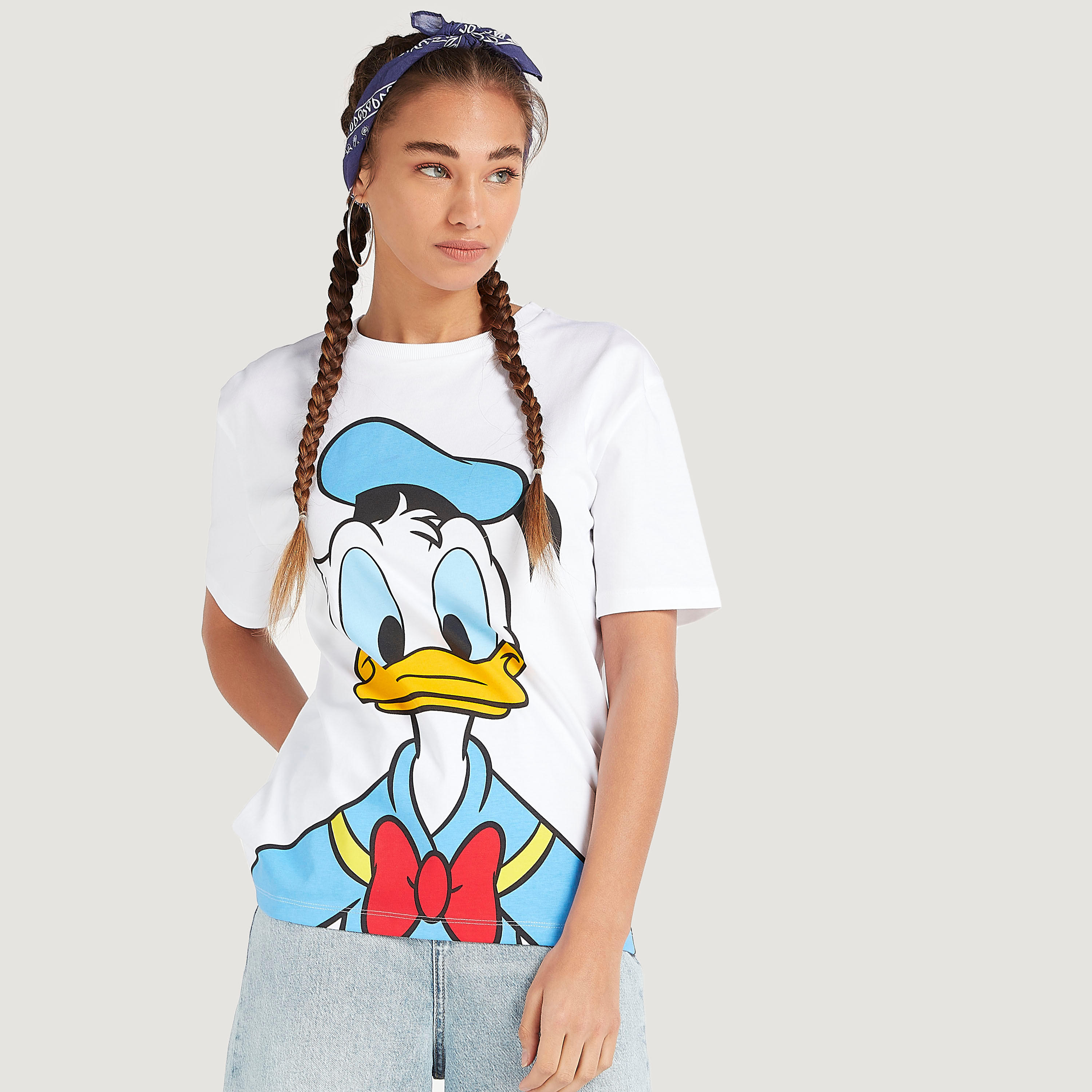 تيشيرت بأكمام قصيرة وياقة ضيقة وطبعات دونالد داك-women-clothing-tshirts-image-1