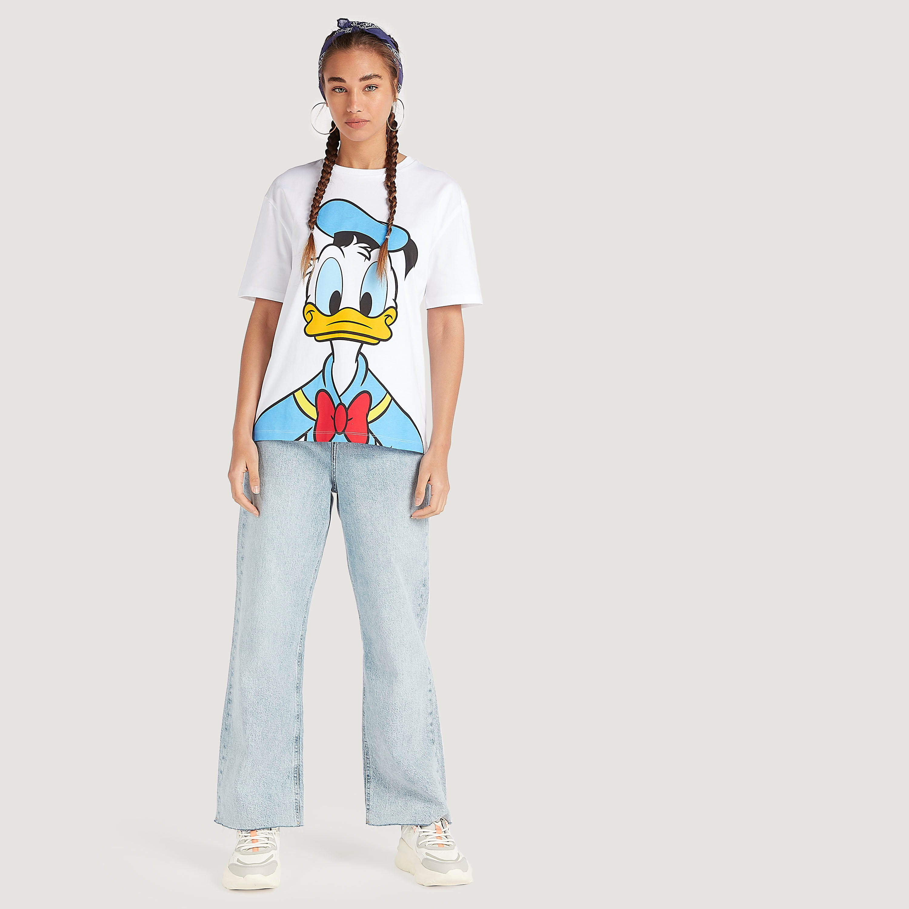 تيشيرت بأكمام قصيرة وياقة ضيقة وطبعات دونالد داك-women-clothing-tshirts-image-2