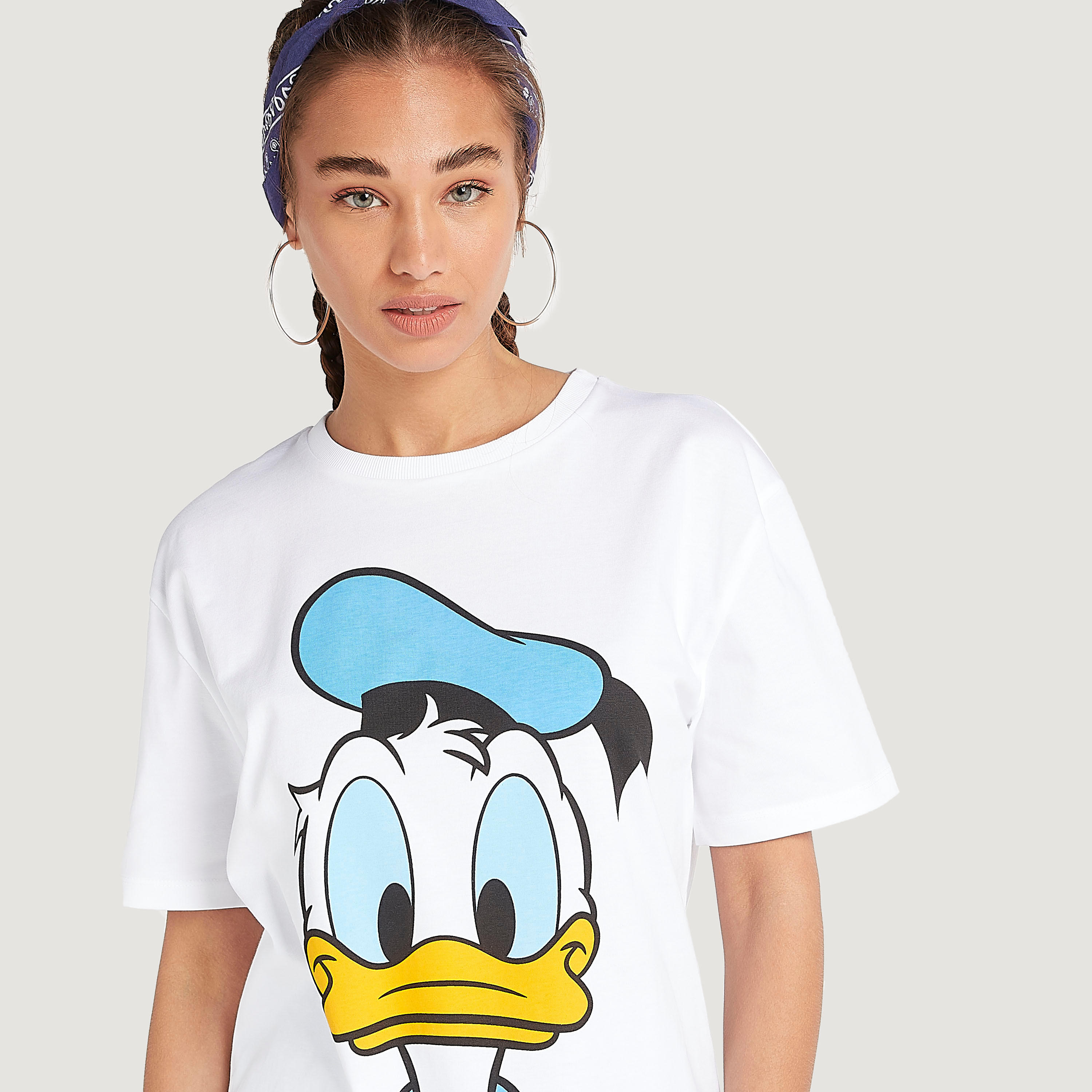 تيشيرت بأكمام قصيرة وياقة ضيقة وطبعات دونالد داك-women-clothing-tshirts-image-3