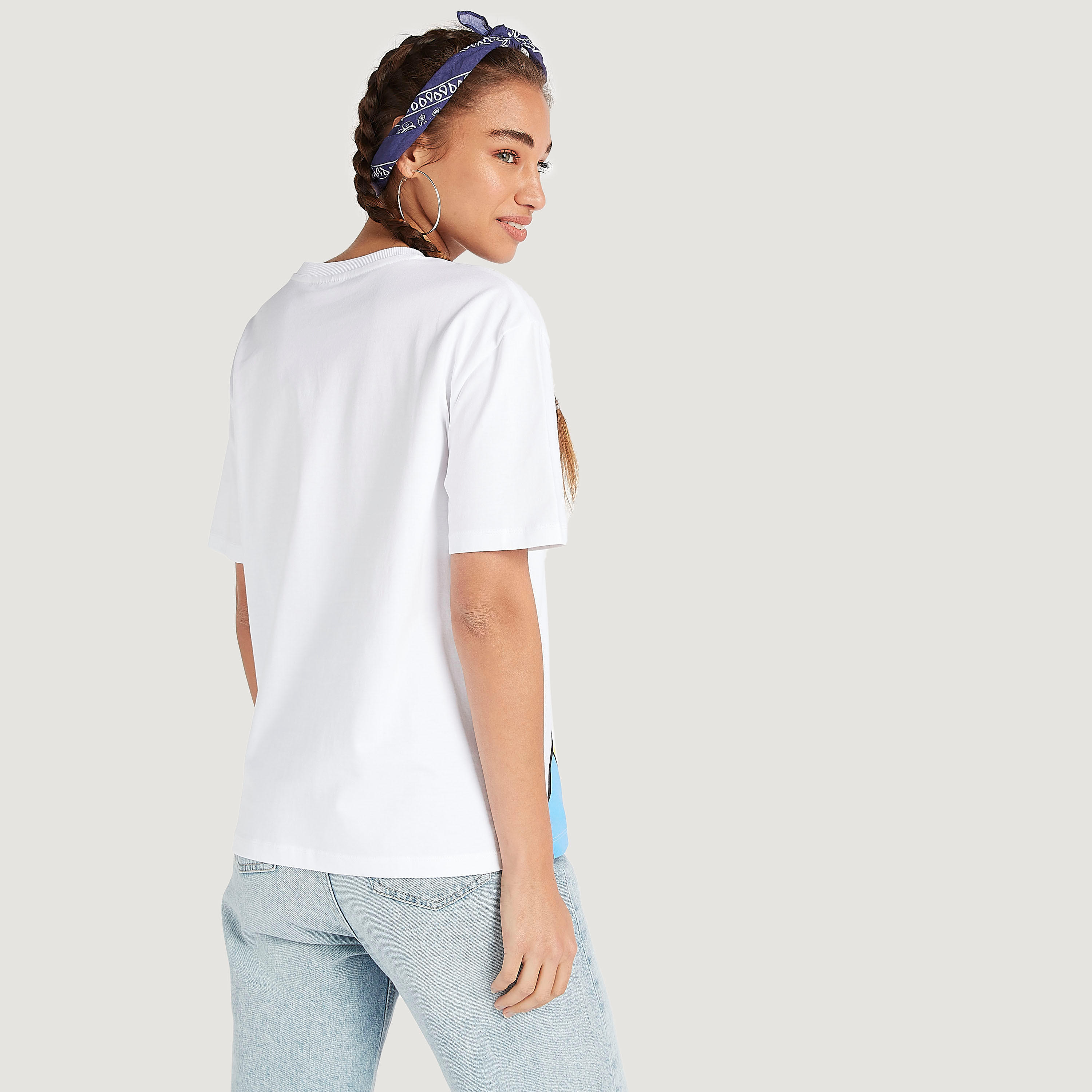 تيشيرت بأكمام قصيرة وياقة ضيقة وطبعات دونالد داك-women-clothing-tshirts-image-4